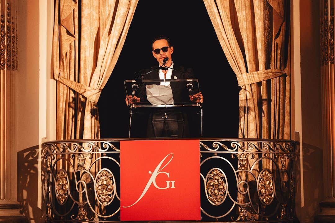 マーク・アンソニーのインスタグラム：「Thank you so much @fginyc for the Humanitarian Award at the #FGINightofStars2023 🏆❤️ Such an honor」