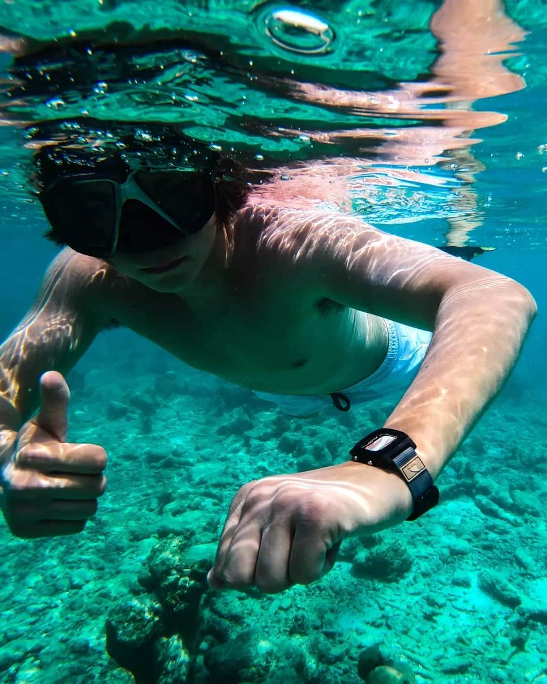 フリースタイルさんのインスタグラム写真 - (フリースタイルInstagram)「Diving in deep with my Freestyle Shark Watch! 🤿🌊 @freestylewatches are the perfect aquatic accessories for a day of water fun! 🐠🐚🏝️   🦈: #sharkwatch Sahara 📷: @dylanwykle x @oritaylor _ #myfreestylewatch #freestylewatch #waterfun #snorkelling #freediving #beachvibes #watersports #instagood #surfstyle #beachaddict #beachstyle #adventurelife」10月19日 6時36分 - freestylewatches