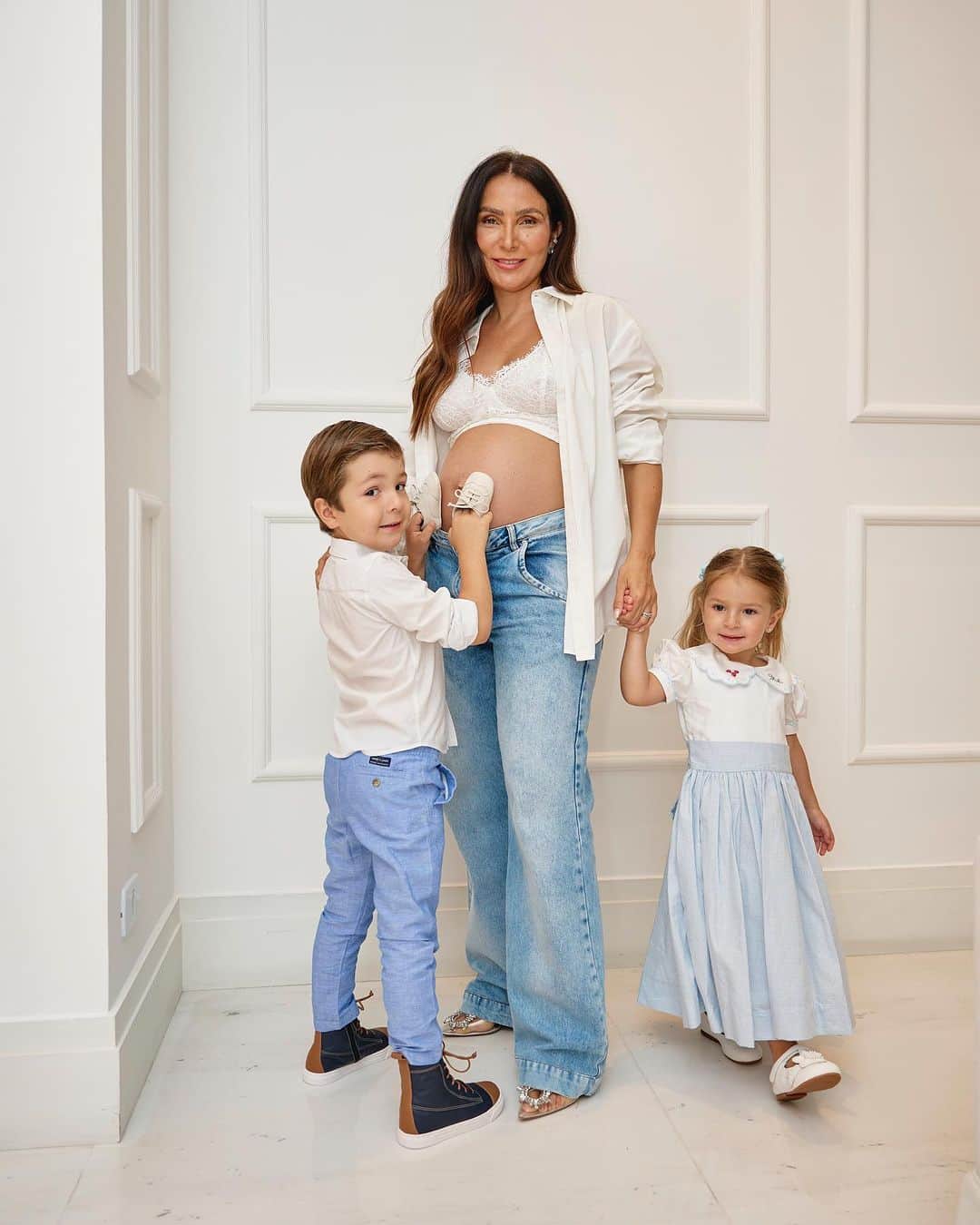 Lalá Noletoのインスタグラム：「Quando seu filho escolhe seu sapato favorito 💙 Pedro e Lulu de @amorecooficial ! Lindos, confortáveis e fácil de calçar. Essa bota é a paixão do Pedro. Agora temos o primeiro sapatinho também! Dudu também já tem seu #amoreco 💙」