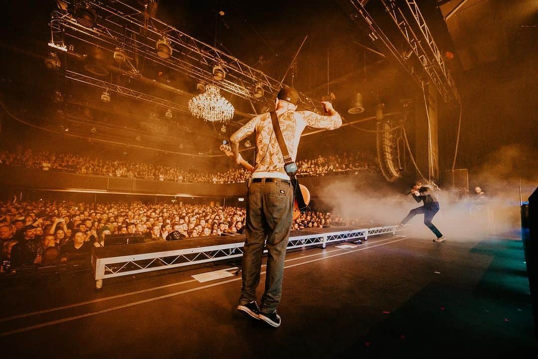 The Amity Afflictionさんのインスタグラム写真 - (The Amity AfflictionInstagram)「What a hell of a way to start tour! Thank you so much Brisbane 🖤 Let’s do it all again tonight  📸 @tomise」10月19日 6時48分 - theamityaffliction