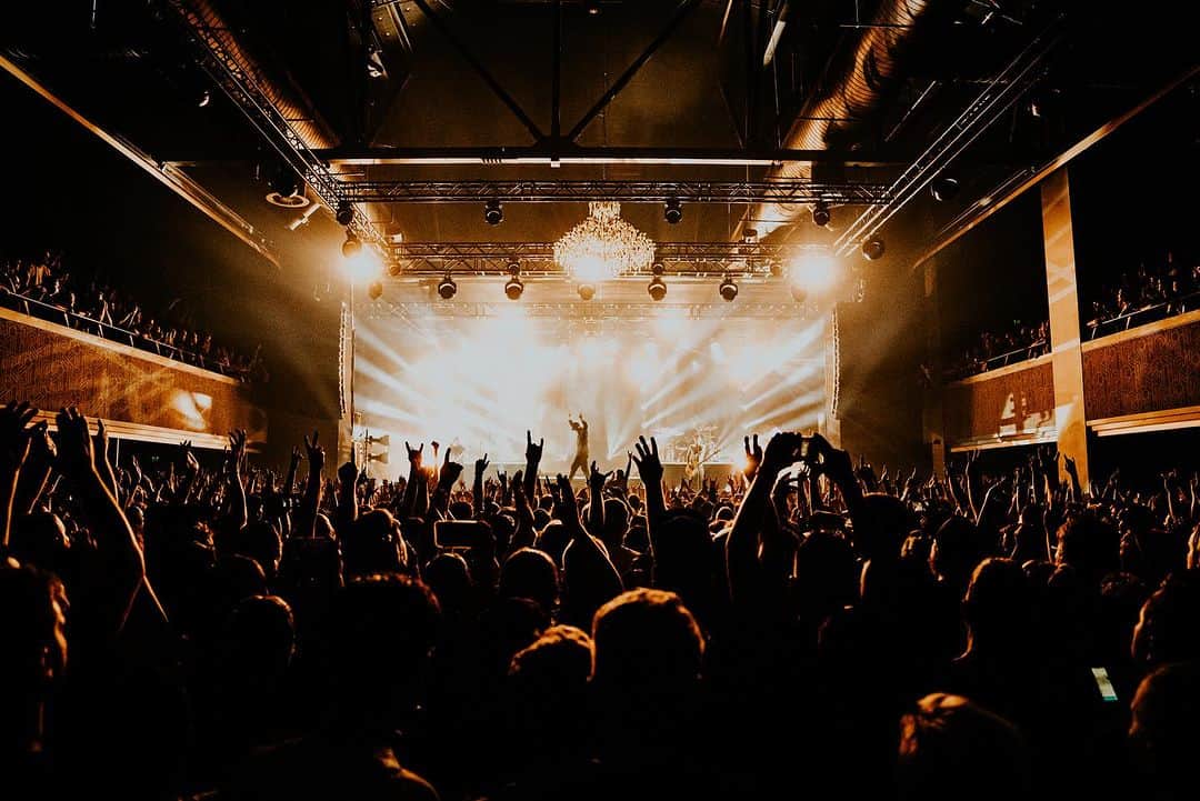 The Amity Afflictionさんのインスタグラム写真 - (The Amity AfflictionInstagram)「What a hell of a way to start tour! Thank you so much Brisbane 🖤 Let’s do it all again tonight  📸 @tomise」10月19日 6時48分 - theamityaffliction