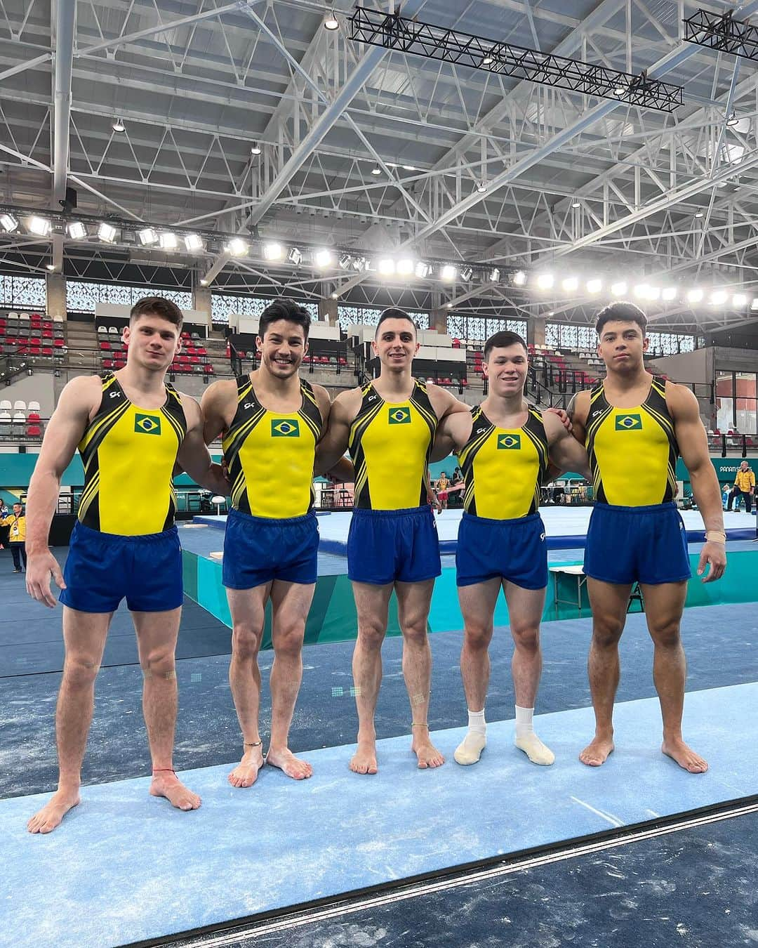 アルトゥール・オヤカワ・マリアノのインスタグラム：「Podium training ✅ Sábado começa! Bora Brasil 🇧🇷  . . #cbginastica #timebrasil #jogospan #pan2023 #stgo2023 #santiago2023」