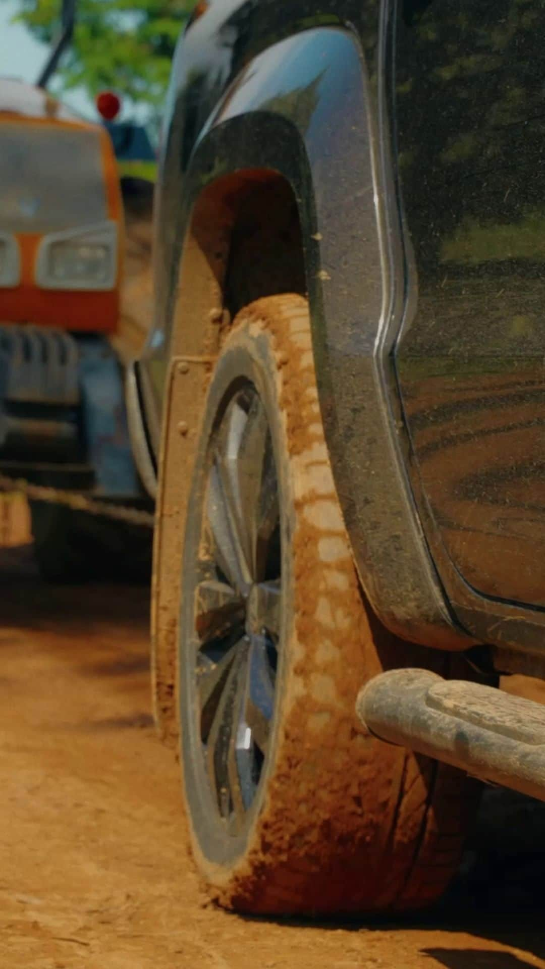 Volkswagen do Brasilのインスタグラム：「Quem trabalha no campo sabe que a picape mais potente da categoria e com maior capacidade de carga é a Amarok.  #VWParaTodos: Um vídeo que começa com um homem de calça jeans em uma fazenda puxando uma corrente amarrada e a frase escrita: “O dia a dia na fazenda exige determinação”. Corta para a tela dividida em três, horizontalmente, com imagens iguais de um trator atrás de uma Amarok em uma estrada de terra. Corta para o homem colocando um saco cheio na caçamba da Amarok e a frase: “Por isso a gente está sempre ao seu lado”. Corta para imagem aérea do trator atrás da Amarok na estrada de terra.  Corta para a roda da Amarok passando no barro e a frase: “Para garantir força e controle”. Corta para a tela dividida em três, horizontalmente, com imagens iguais de um homem dirigindo uma Amarok visto pelo banco de trás. Corta para a Amarok passando por uma estrada de terra íngreme. Corta para imagem aérea da Amarok em uma estrada de terra em direção a um lago. Corta para o homem de chapéu, visto pelo banco do motorista, andando em direção ao lago. Finaliza com o homem colocando o chapéu com o sol ao fundo e a frase: “Amarok, você a bordo de uma fera”.」