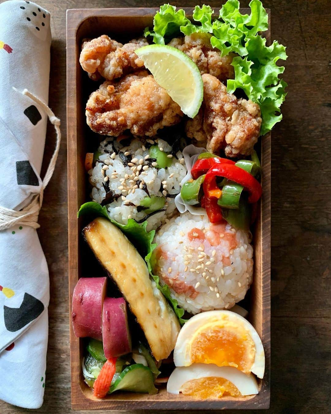 aya*** のインスタグラム：「⁡ 2023.10.19 Thursday ⁡ おはようございます☀️ ⁡ #今日のお弁当 🍱 ○鶏唐揚げ ○味玉 ○きゅうり、ワカメ、ツナの酢の物 ○焼き塩鯖 ○ピーマンのオイスター炒め ○さつまいもの甘煮 ○ひじきの混ぜご飯と梅干しとゴマのおにぎり ⁡ ⁡ やっと#onigiriaction に参加できた😊 ついでに箸袋もおにぎり柄で🍙 ⁡ #おにぎり#おうちごはん#お弁当作り#フーディーテーブル#ごはん#おうちごはんlover#お弁当 #お弁当記録#お昼ごはん#昼ごはん #常備菜#作り置き#おべんとう#弁当#わっぱ#暮らし#一人暮らし#ごはん記録#ひとりごはん#料理#料理記録#日常#oben365#IGersJP#Japanesefood#foodpic#aya_ayaOben#lunchbox」