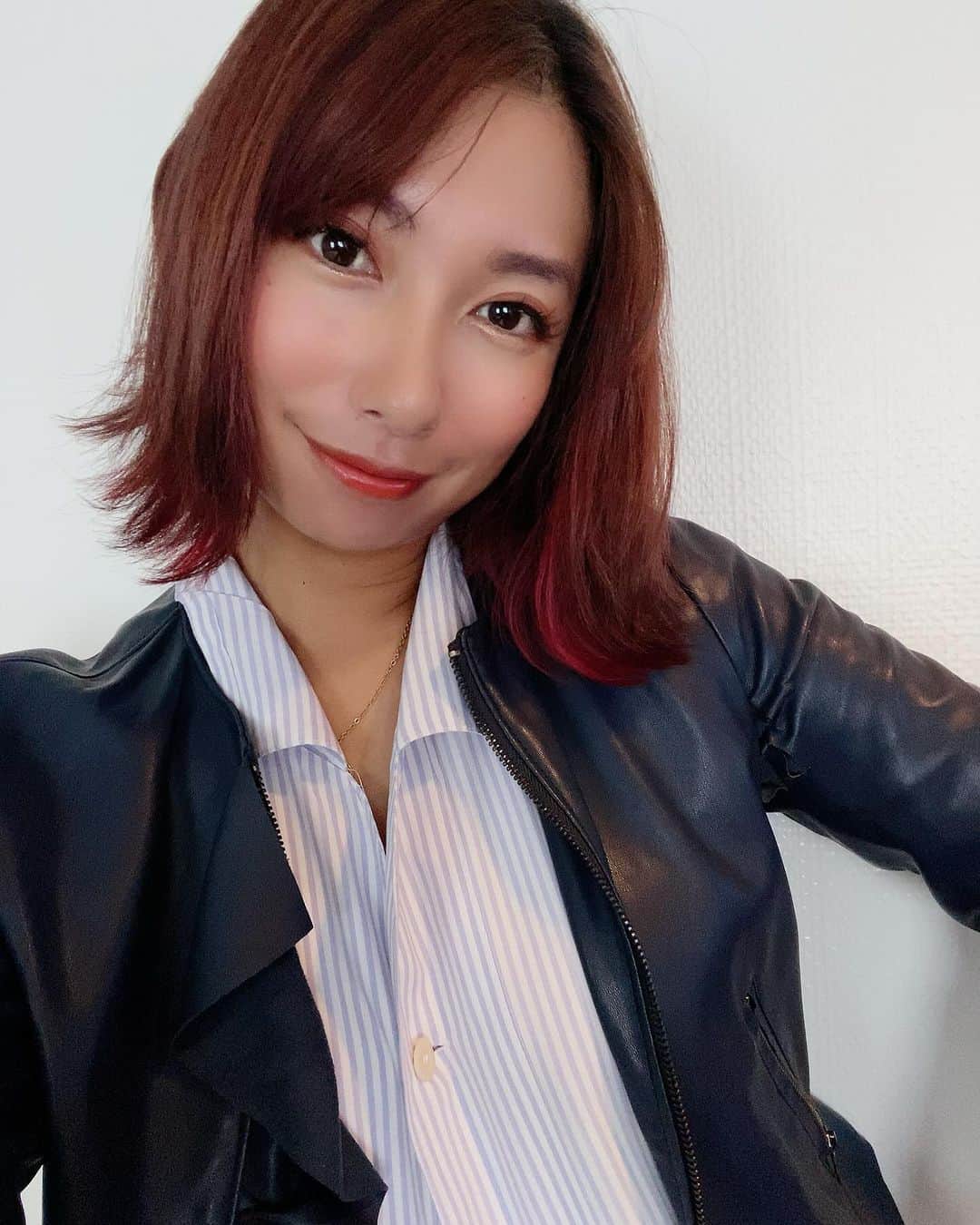 エマ中岡優姫のインスタグラム：「彼氏のシャツ👔🩷 といいたいところですが ホテルのパジャマでした！ アウター羽織っても いい感じだね！🤭 でも私ストライプとボーダー 好きじゃないの🤪w」