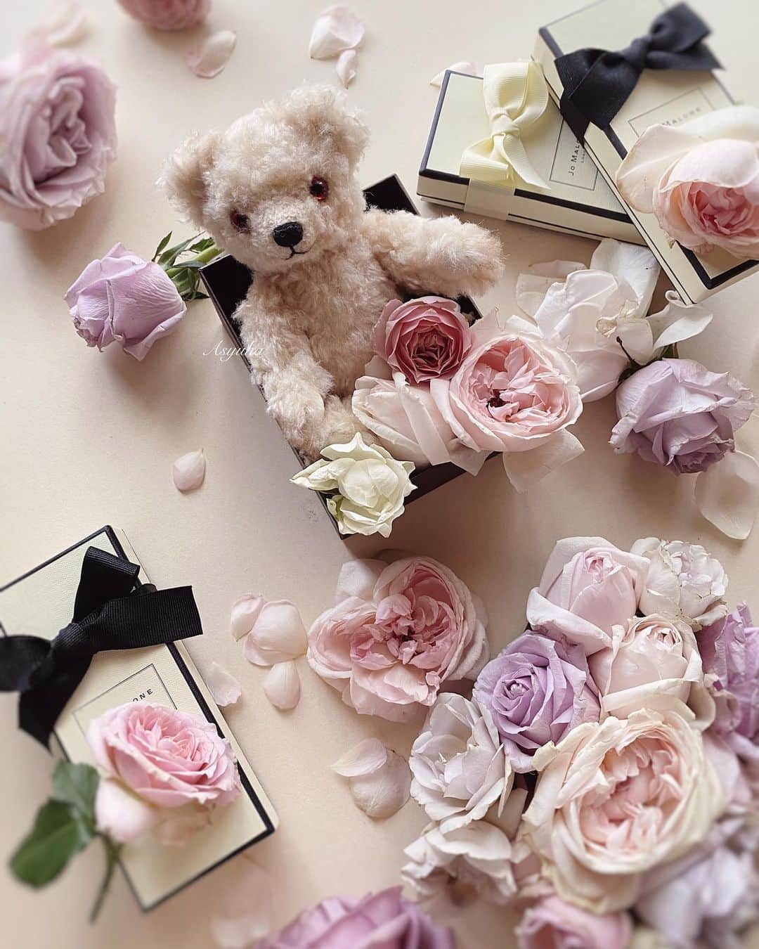 Yuka Kaedeのインスタグラム：「. . Asyuka Original Teddybear❤︎  #teddybear #artistbear #teddybearlove #テディベア . . . . #_asyuka_ #asyukajewelry #pinkroses @atelierkyodoyabashi ♡  #flatlaystyle #flatlayforever #flatlaylove #roseedit #roseflower #roseday #flowerpower #flowerstagram #tv_flowers #stilllife #nothingisordinary_ #lovelyflowers」