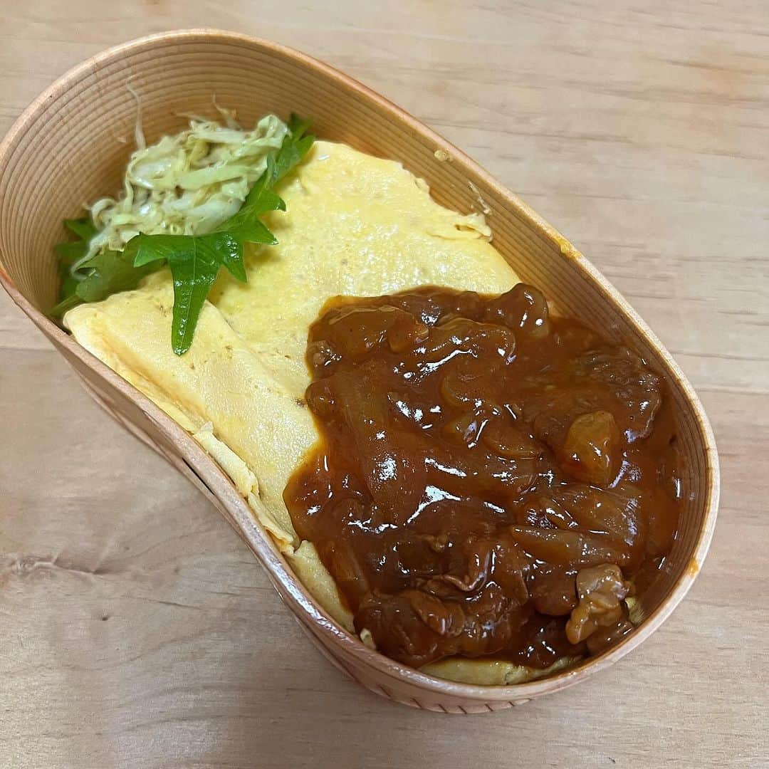 コシバKENさんのインスタグラム写真 - (コシバKENInstagram)「. ハヤシライスにするならカレーにしてくれやって思う。  でも次の日オムライス弁当がええ感じなるなぁ。  カレーもハヤシライスも次の日やねぇ。  いってらっしゃい。  #お弁当 #パパ弁当 #オムライス #上手に巻けた #でも箱の淵を拭けて #詰めが甘い」10月19日 7時19分 - koshibaken08