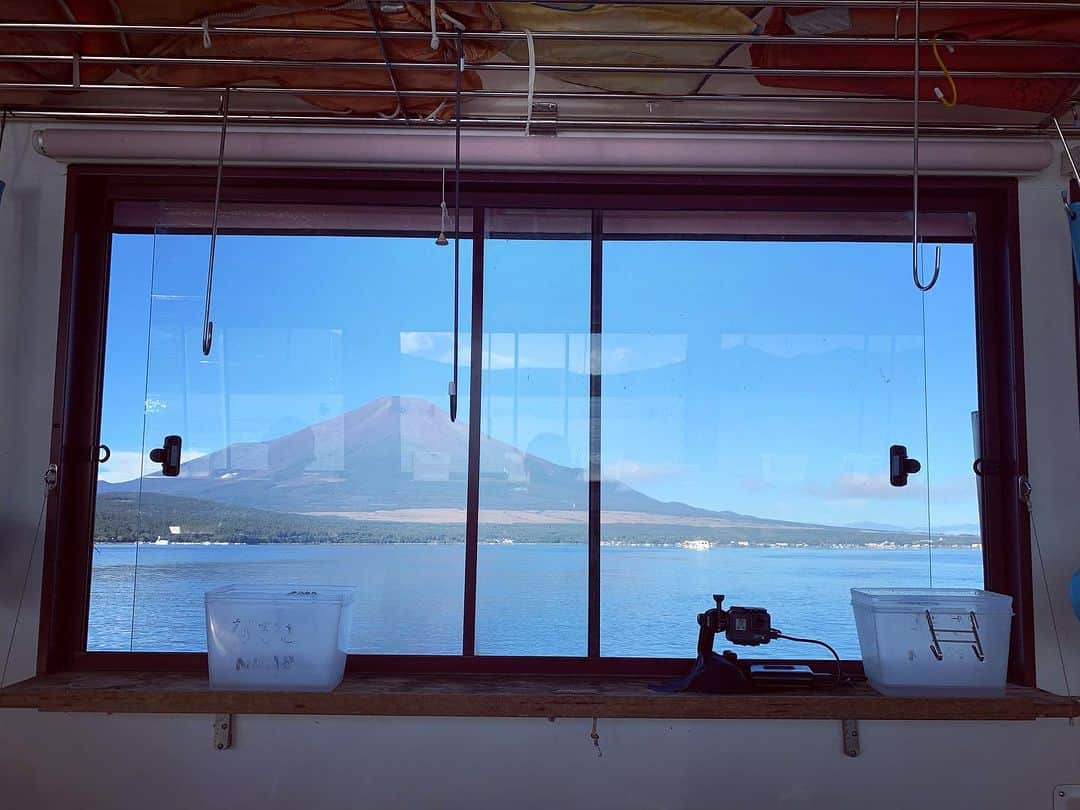 長沢裕さんのインスタグラム写真 - (長沢裕Instagram)「…  絶景かな絶景かな。  今回の『釣り百景』はワカサギ釣りのスペシャリスト！ 尾崎渚さんと一緒に山梨県山中湖にて初のワカサギ釣りに挑戦してきました。 屋形船のようなドーム船で富士山を眺めつつの釣りは心の底から日本って最高だなぁと思える瞬間でした。  こどもから大人まで楽しめて、初心者にもうってつけ！ ふと気づけば湖の静寂さに包まれて心もスッと落ち着いていましたー  BS-TBSにて本日の夜10時〜放送！  #釣れ出すと景色どころではありません#わかさぎ釣り #ワカサギ#山中湖#釣り#釣り百景#ドーム船にお昼が届く！#尾崎さんの手捌き必見です#富士山」10月19日 7時34分 - nagasawa_yu