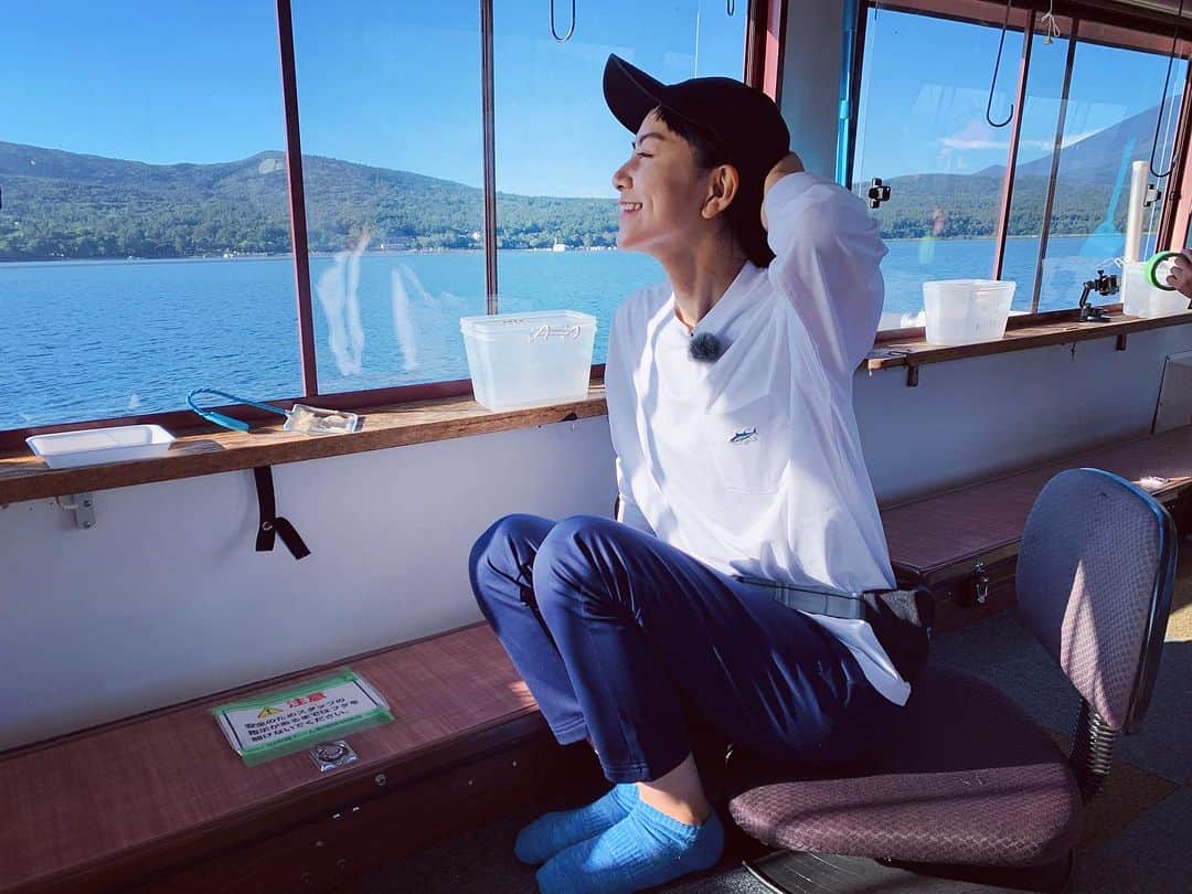 長沢裕さんのインスタグラム写真 - (長沢裕Instagram)「…  絶景かな絶景かな。  今回の『釣り百景』はワカサギ釣りのスペシャリスト！ 尾崎渚さんと一緒に山梨県山中湖にて初のワカサギ釣りに挑戦してきました。 屋形船のようなドーム船で富士山を眺めつつの釣りは心の底から日本って最高だなぁと思える瞬間でした。  こどもから大人まで楽しめて、初心者にもうってつけ！ ふと気づけば湖の静寂さに包まれて心もスッと落ち着いていましたー  BS-TBSにて本日の夜10時〜放送！  #釣れ出すと景色どころではありません#わかさぎ釣り #ワカサギ#山中湖#釣り#釣り百景#ドーム船にお昼が届く！#尾崎さんの手捌き必見です#富士山」10月19日 7時34分 - nagasawa_yu