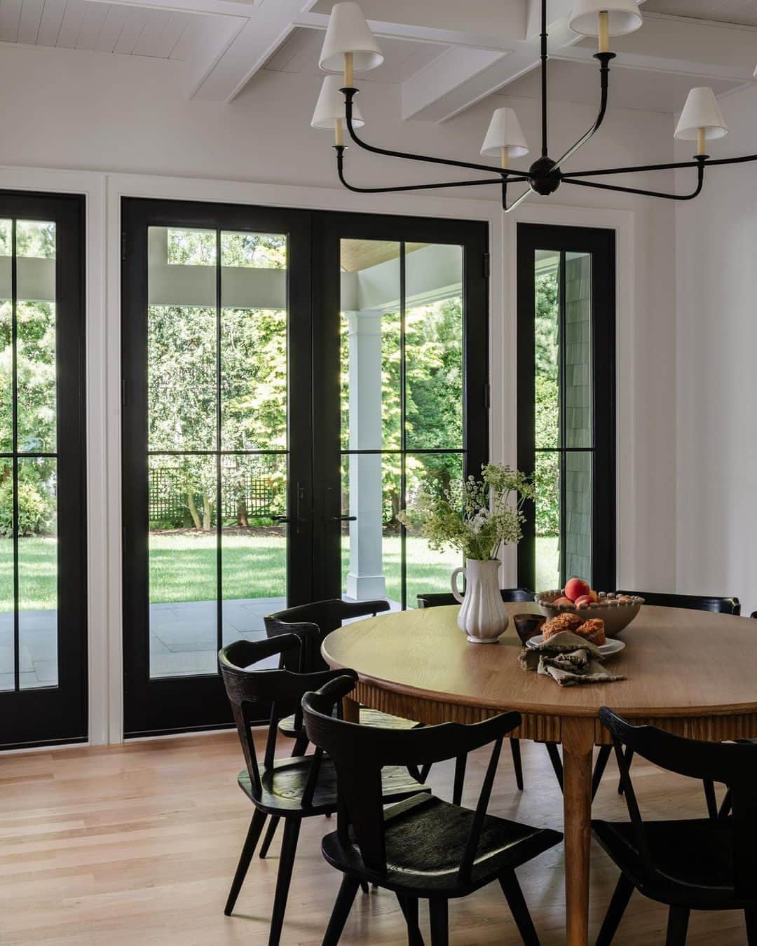 MT DOMAINEのインスタグラム：「Beautiful space to have breakfast.   (Via @mif_design) #MyDomaine」