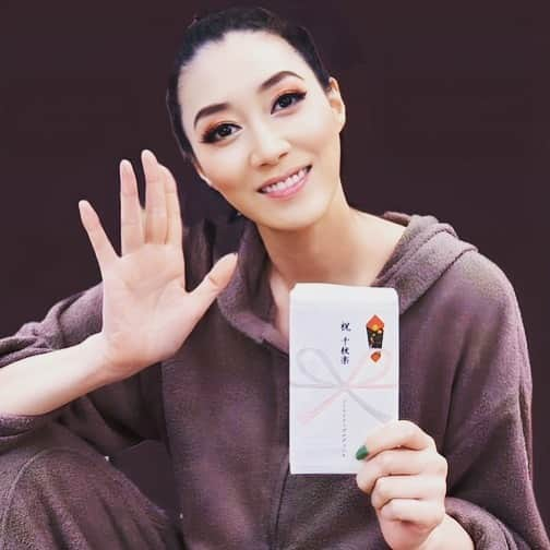 凰稀かなめさんのインスタグラム写真 - (凰稀かなめInstagram)「ロジャースハート東京公演が無事千秋楽を迎えました✌🏻 連日足を運んでくださった皆様有難うございました😊  そして、これから地方公演でご覧の皆様ー待っててくださいね😆  今日は暖かい日になりそうです😵気温の差に気をつけて下さいね🤗  今から撮影行って来ます😊  #アデランス　#ビューステージ　#odeur  #フェニックスティアーズ　#孤独だっていいじゃない　#ポメ　#おこめ　#お終活　#再春　#ロジャースハート　#光る君へ　#赤染衛門 #凰稀かなめ　#ラストダンスは私に　#岩谷時子物語」10月19日 7時42分 - kanameouki_official