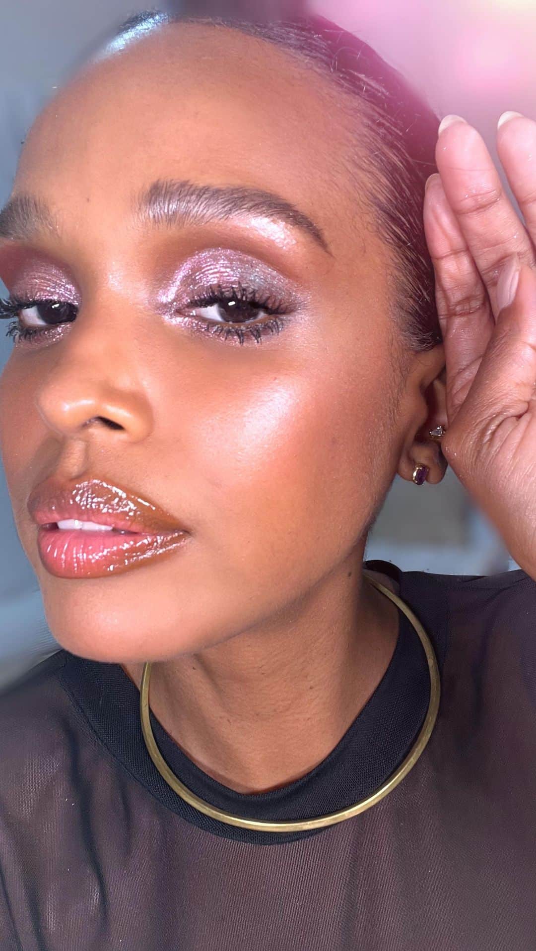M·A·C Cosmetics BRのインスタグラム：「Confira a live da nossa Artista nacional Katia Araujo @katiaraujomakeup presentando uma make inspiradora baseada na trend #SirenSkin #MACTrend  Lista de produtos usados: Hyper Real Serumizer  Hyper Real Skin Canvas Balm  Base Studio Radiance Serum-Powred Studio Fix Mattifine 12H Shine-Control Primer Corretivo Studio Fix 24 Horas  Strobe Cream + DazzleShadow Liquida Love Yourself  Pó Bronzeador SunStruck Radiant Rich Rosy Blush Glow Play No Shame!  Sombra Pro Longwear Paint Pot Bougie e Babe In Charmes  Máscara de Cílios MACStack  Lápis de lábios Cork Plumping Gloss Stick Squirt Amped」