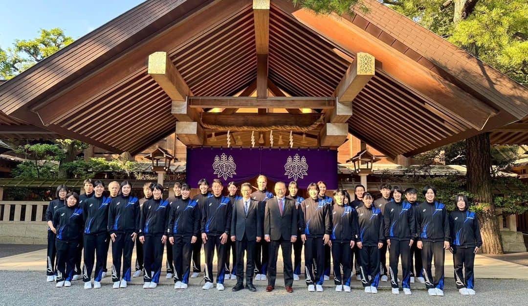 長野有紗のインスタグラム：「. 必勝祈願に行きました！ リーグ開幕まであと2日✌🏻 ご声援よろしくお願いします✨ #トヨタ車体クインシーズ」