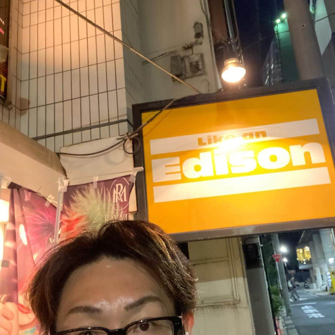 坂東亀三郎のインスタグラム：「⁡ ⁡ 新宿に用があったのでV系の聖地でもあるLIKE AN EDISONへ。 ⁡ 音楽はサブスク(Spotify)だし、独身の時のようにライブハウスや野球場に入り浸ることがなくなり、LIKE AN EDISONやレコード屋に行く事もなくなっちゃったけど新宿に行くと遠回りだと分かっていても寄ってしまう場所。 ⁡ ⁡ 隣の自主盤倶楽部はなくなってしまったし、思い出は記憶の中にしか存在しなくってしまう年月を過ごしてきたんだな、とっくに人生は折り返しているしこれからの僕に何が出来るのか・何が訪れるのか…、しっかりと過ごしていかないとなぁー、って感傷深くなった夜でした。 ⁡ ⁡ @like_an_edison #彦さんぽ  #歌舞伎 #音羽屋 #歌舞伎役者 #彦三郎 #坂東彦三郎 #九代目 ⁡ ⁡ ところで、 このバンドさんはどなた？」