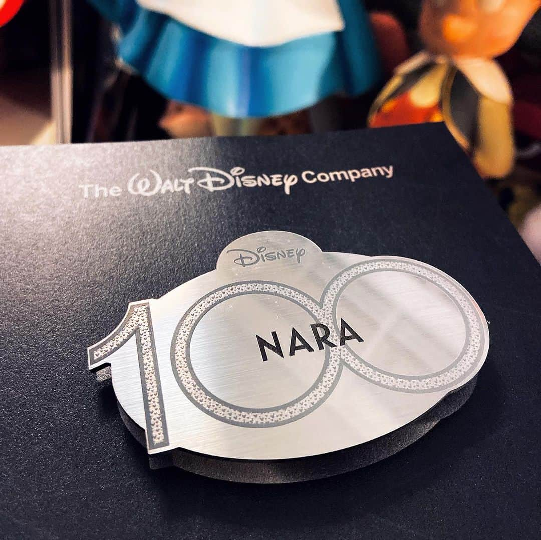 NARA YOUNさんのインスタグラム写真 - (NARA YOUNInstagram)「A very special gift from the Mouse House. 100yr commemoration name tag for the ages. ♥️ Thank you Disney for your legacy. Happy Birthday @disneyanimation」10月19日 7時45分 - oonaraoo