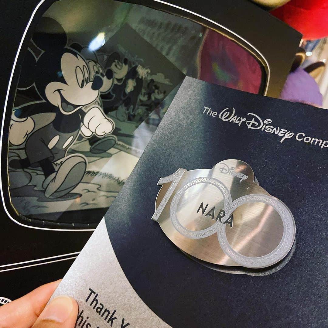 NARA YOUNさんのインスタグラム写真 - (NARA YOUNInstagram)「A very special gift from the Mouse House. 100yr commemoration name tag for the ages. ♥️ Thank you Disney for your legacy. Happy Birthday @disneyanimation」10月19日 7時45分 - oonaraoo