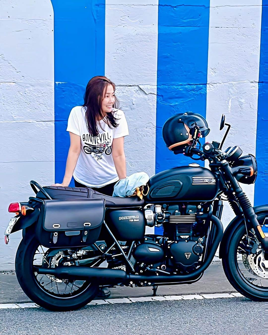 吉永愛さんのインスタグラム写真 - (吉永愛Instagram)「#バイクpic  #愛loveバイク🏍  #海沿いライダー  #バイクステッカー  #トライアンフ  #夫婦ライダー  #バイク  #バイク女子 #女性ライダーと繋がりたい  #バイク好きな人と繋がりたい  #オト女  #アラフィフ #海」10月19日 7時46分 - a.i.yy