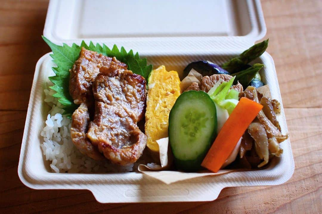 mikaのインスタグラム：「2023.10.19木曜日 ・ 本日の娘R弁当 ・ 豚肩ロースの味噌漬け 甘い玉子焼き 鮪の腹身の角煮 鶏とごぼうの黒胡椒きんぴら 茄子の香味揚げ浸し ぬか漬け ・ 先日婦人科に行った時 KNKってホルモンバランスとかで太りやすいですかね？ なんか今年に入ってから体重が増えてきてるんですよねー って質問したら ・ それは一般的に 「中年太り」 といいます 年齢と共に代謝が落ちますから 少し運動してみたらいかがですか？ ・ 中年太り。。。 #先生容赦無し #BBA食うな動けってことよね #更年期のせいにしたかったのに #ホルモンのせいにしたかったのに ＊ ＊ #お弁当 #娘弁当 #弁当 #地味弁 #渋弁 #枯れ弁 #女子弁当  #和食 #bento #bentobox #lunch #lunchbox  #曲げわっぱ #公長齋小菅 #野田琺瑯  #工房アイザワ #暮らし #本日の娘R弁当  #マカロニメイト  #フーディーテーブル」