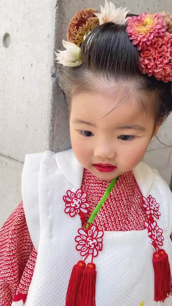 河野麻里のインスタグラム：「・ ・ 七五三 3歳  桃割れに生花が 人気です ・ ・ #浜松市 #七五三 #七五三ヘア」