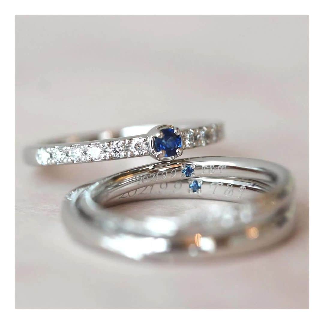 ith / イズ オーダメイド結婚指輪のインスタグラム：「憧れのブルーサファイアをお留めして制作しました。 神秘的な青色が目を奪う婚約指輪に。  結婚指輪の内側へも小さなサファイアを。  濃い青色のブルーサファイアは、 慈愛や真実という石言葉を持ち 揺るぎのない心の象徴です。  ▽ 指輪について 婚約指輪：ヴィオーラ Pt950：要お見積もり  結婚指輪(男性)：カンタービレ Pt950：121,000円〜  結婚指輪(女性)：カンタービレ Pt950：126,000円〜  お問い合わせコード：15184  ***********************************  ⧉ ith 公式WEB @ith_marriage アカウントTOPへ  ☞ プロフィールURLをタップ  ⧉ 暮らしに寄り添うジュエリー ith online store ☞ @ith_jewelry  ***********************************  #結婚指輪 #マリッジリング #婚約指輪 #エンゲージリング #カスタマイズ #オーダーメイド #手仕事 #職人 #アトリエ #青 #ブルー #サファイア」