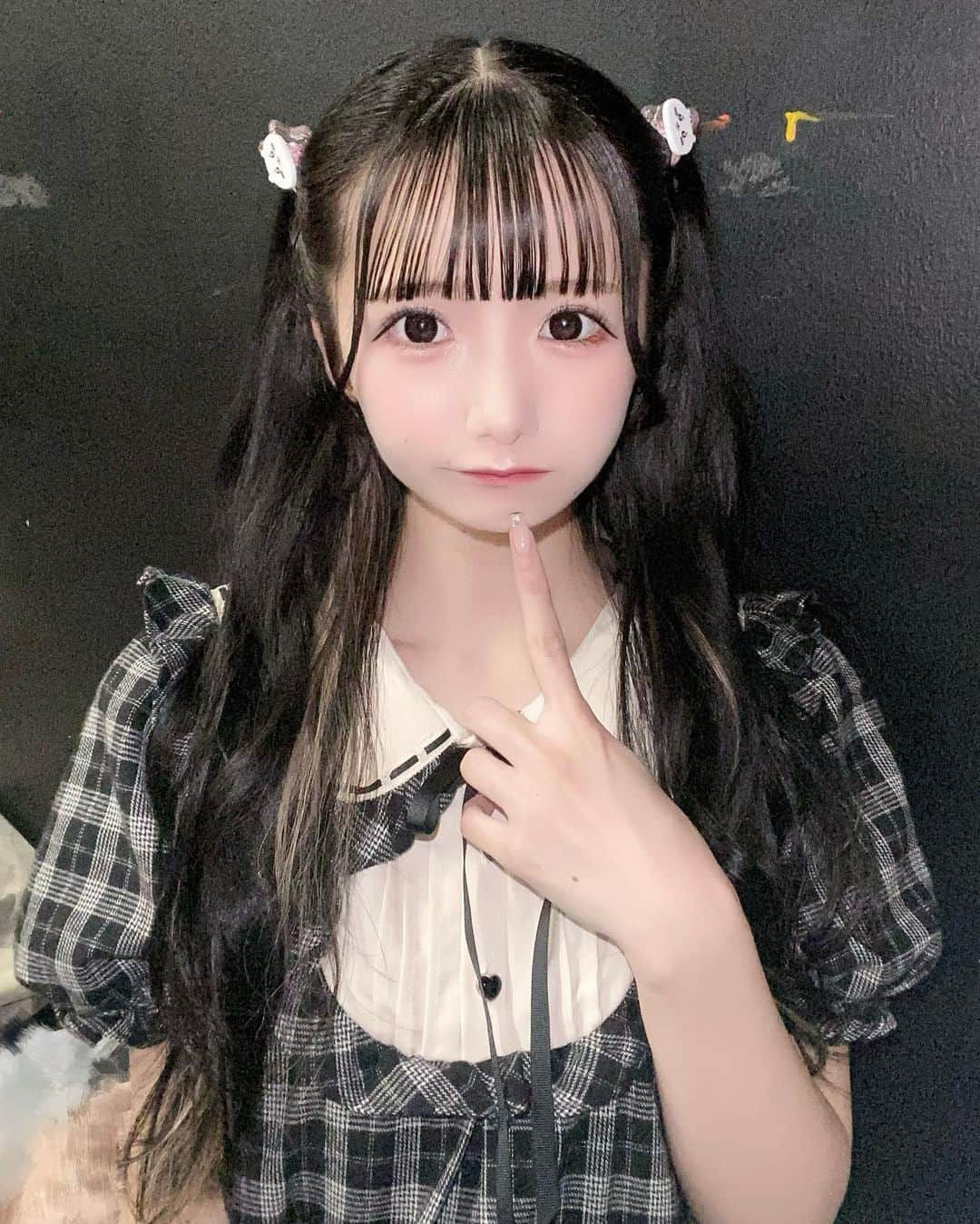 篠崎麗のインスタグラム：「. . .  かわいい系の服久しぶりに着た🎶  花粉で喉がちくちくしててうーーーて感じなので今日は病院いく😿最近また体調安定してなかったから早く治す‼️  . . .  #selca #黒髪 #黒髪ロング #黒髪女子 #japanesegirl #アイドル #地下アイドル #アイドル衣装 #自撮り #自撮り界隈 #自撮り女子 #ツインテール  #ツイン  #量産型  #量産型ヲタク  #量産型コーデ  #量産型女子」