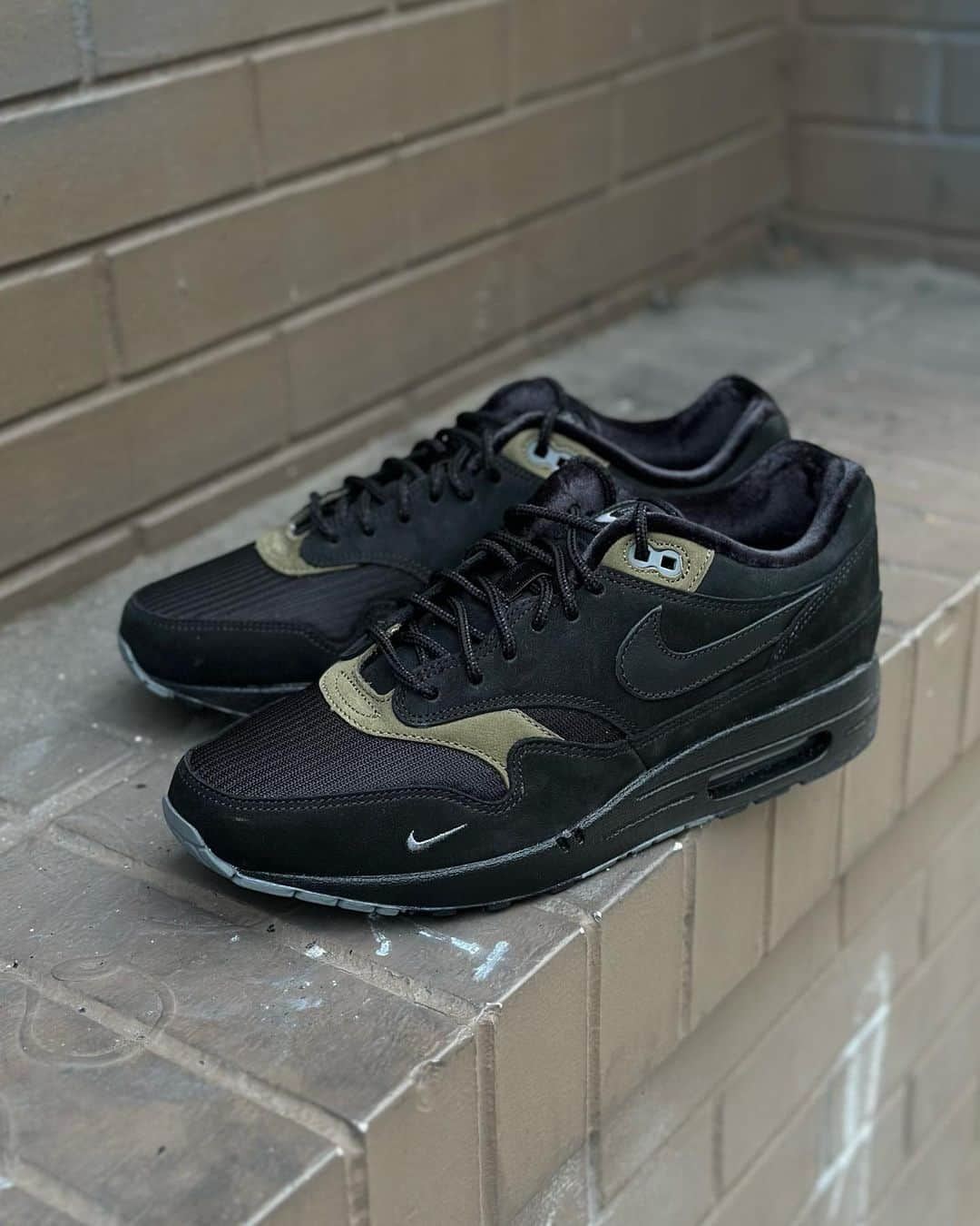 Mr. Tyのインスタグラム：「#newpickup #nikebyyou #nikeairmax1. I had cut down on my ID pickups because of the options being a bit lazy, but this current Air Max 1 option reeled me back and got 4 pairs out of me.  For this pair I was thinking simple black based for maximum usuage during the Fall. Black velvet lining, black leather swoosh and tongue tab, black mesh, black midsole, and black nubuck upper. I went smoke grey/medium olive accents to add a subtle contrast and I swapped out the flat black laces for my own black/grey speckled rope laces.   #am1 #ids #complexkicks #airmax kissmyairs #mynikeids #airmax87 #airmaxone #nikeid #complexkicks #ijustlikeshoes #theshoegame #airmaxalways #mynikeid #crepecity #ファッション #コーティネート」