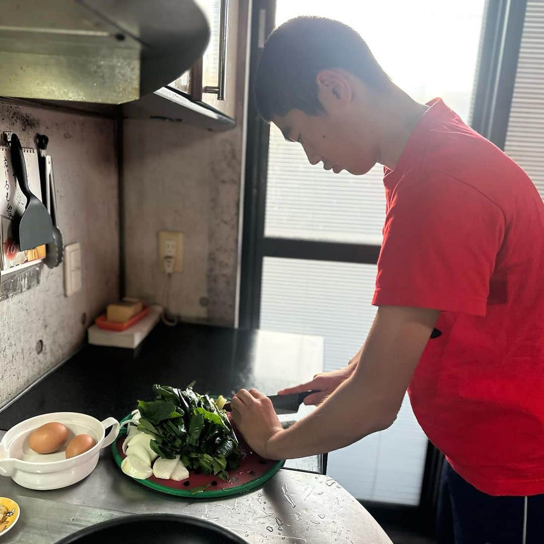 岡本安代さんのインスタグラム写真 - (岡本安代Instagram)「【次男特製⭐️野菜もりもり丼】 野菜がいつもの価格で買えたと母から聞いた息子は 惜しみなく野菜を使っておりました。 味付けは中華風。家族に大好評。 大変良くできました。  #詳しくは後ほどブログで #okkamotto弁当 #走り続ける岡本家 #５人の子育てママウンサー  #岡本安代 #次男セーマン #お弁当 #おべんとう」10月19日 7時56分 - okamoto.yasuyo