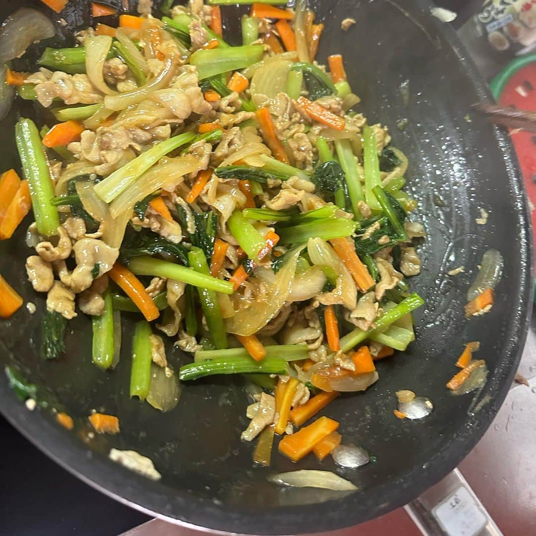 岡本安代さんのインスタグラム写真 - (岡本安代Instagram)「【次男特製⭐️野菜もりもり丼】 野菜がいつもの価格で買えたと母から聞いた息子は 惜しみなく野菜を使っておりました。 味付けは中華風。家族に大好評。 大変良くできました。  #詳しくは後ほどブログで #okkamotto弁当 #走り続ける岡本家 #５人の子育てママウンサー  #岡本安代 #次男セーマン #お弁当 #おべんとう」10月19日 7時56分 - okamoto.yasuyo