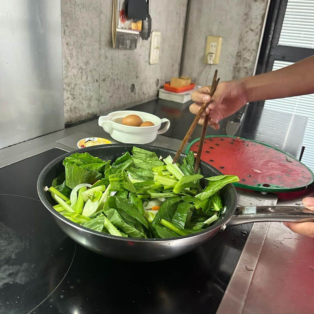 岡本安代さんのインスタグラム写真 - (岡本安代Instagram)「【次男特製⭐️野菜もりもり丼】 野菜がいつもの価格で買えたと母から聞いた息子は 惜しみなく野菜を使っておりました。 味付けは中華風。家族に大好評。 大変良くできました。  #詳しくは後ほどブログで #okkamotto弁当 #走り続ける岡本家 #５人の子育てママウンサー  #岡本安代 #次男セーマン #お弁当 #おべんとう」10月19日 7時56分 - okamoto.yasuyo