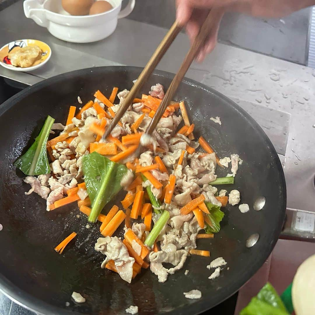 岡本安代さんのインスタグラム写真 - (岡本安代Instagram)「【次男特製⭐️野菜もりもり丼】 野菜がいつもの価格で買えたと母から聞いた息子は 惜しみなく野菜を使っておりました。 味付けは中華風。家族に大好評。 大変良くできました。  #詳しくは後ほどブログで #okkamotto弁当 #走り続ける岡本家 #５人の子育てママウンサー  #岡本安代 #次男セーマン #お弁当 #おべんとう」10月19日 7時56分 - okamoto.yasuyo