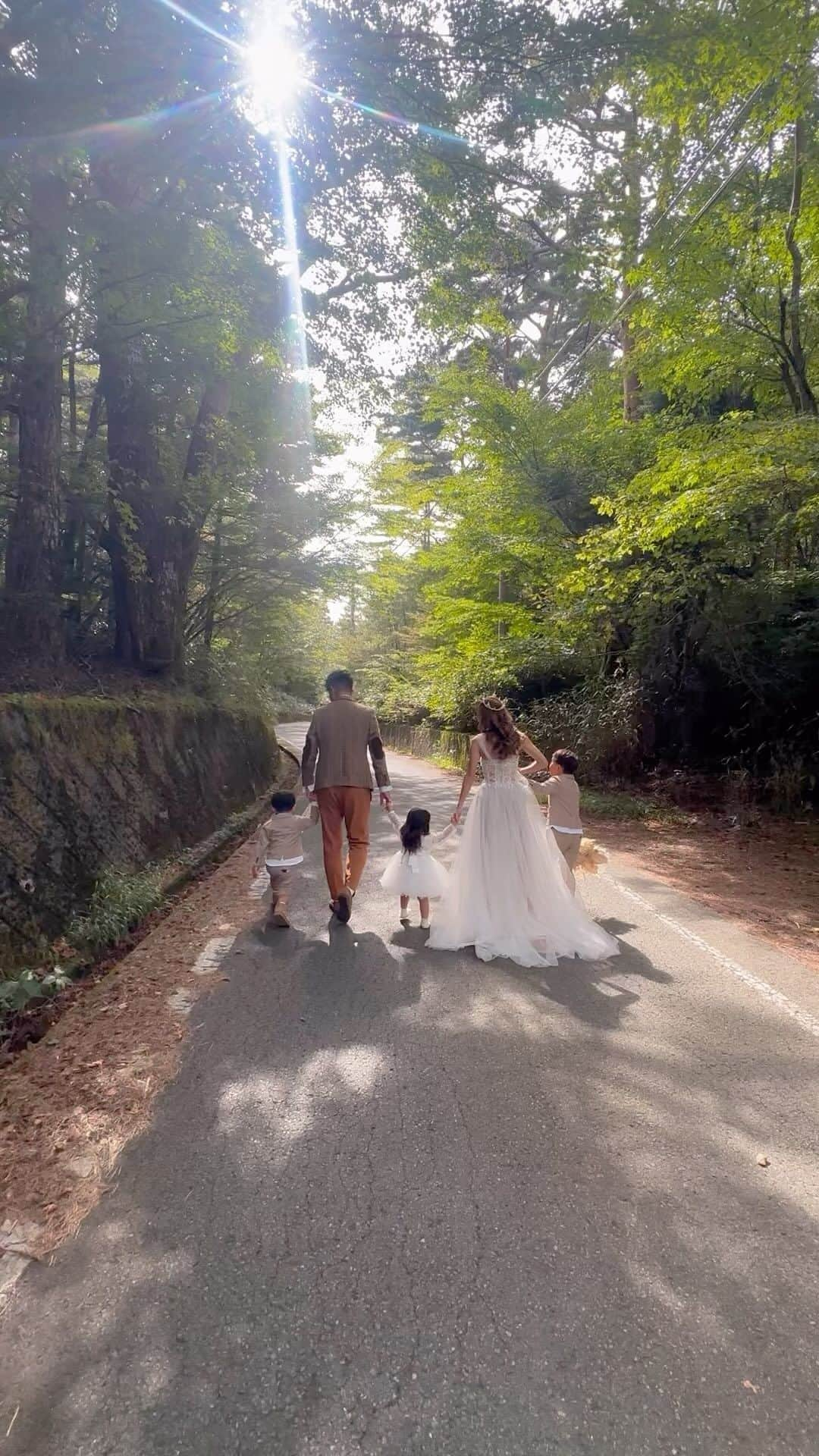 -LIFE IS FUN-のインスタグラム：「結婚１０年目５人家族👧🏻👦🏽👦🏽👩🏼👨🏽  娘との憧れショットたくさん撮れて 嬉しすぎた😩👑⭐️✨💕💕  息子たちは野生にかえってた🤣⛰️笑  #weeding  #weddingdress  #weddingphotography  #weddingmakeup  #weddinghair#anniversary #me#make#hair#王冠  #メイク#クラウン #ウェディングメイク #ウェディングヘア #ウェディングフォト #ウェディングドレス #結婚10周年」