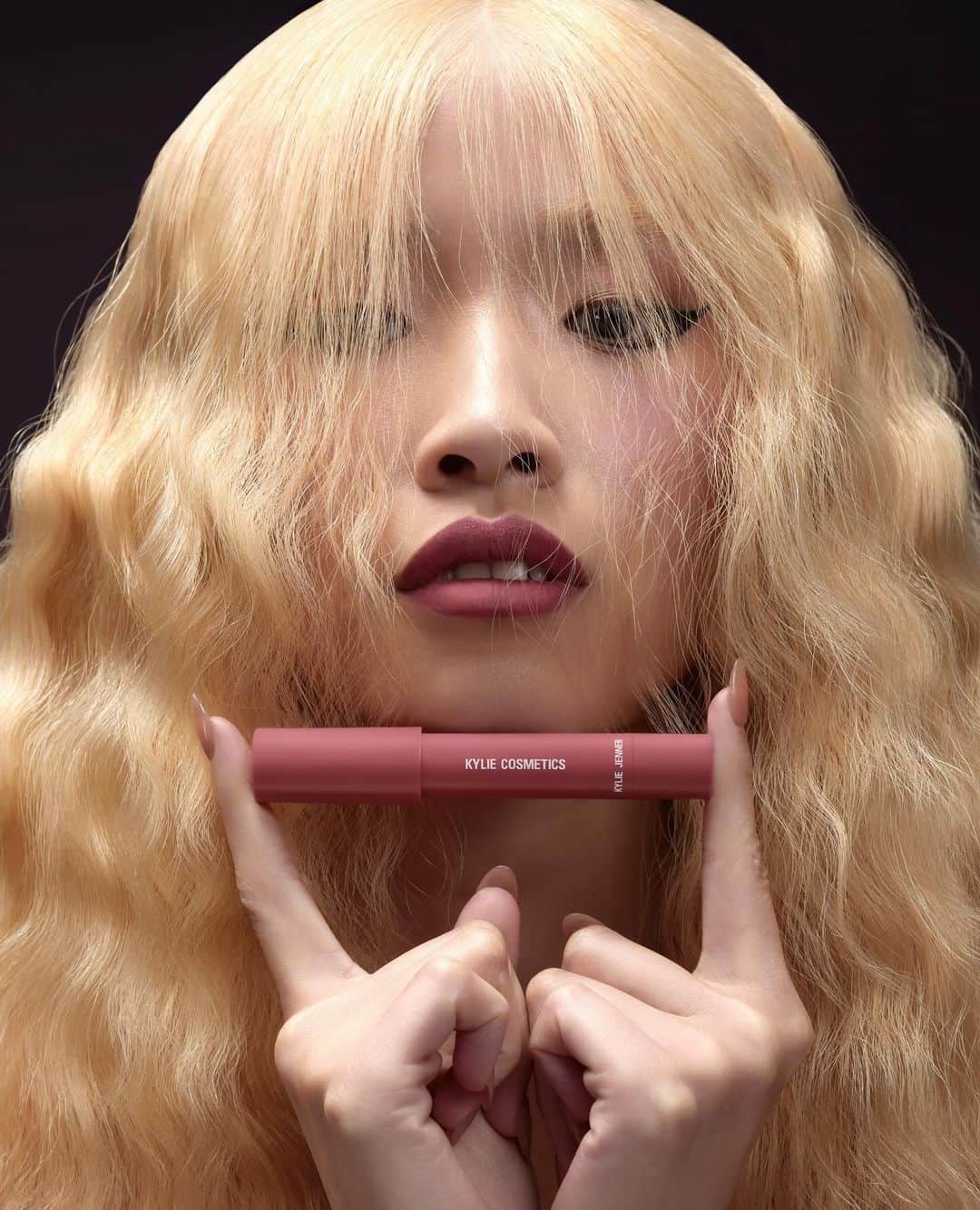 Kylie Cosmeticsさんのインスタグラム写真 - (Kylie CosmeticsInstagram)「for fuller looking lips 💋 apply our lip crayon on the contours of the lips for precise definition, then fill in 💓 model wears shade 'realizing things'」10月19日 7時58分 - kyliecosmetics