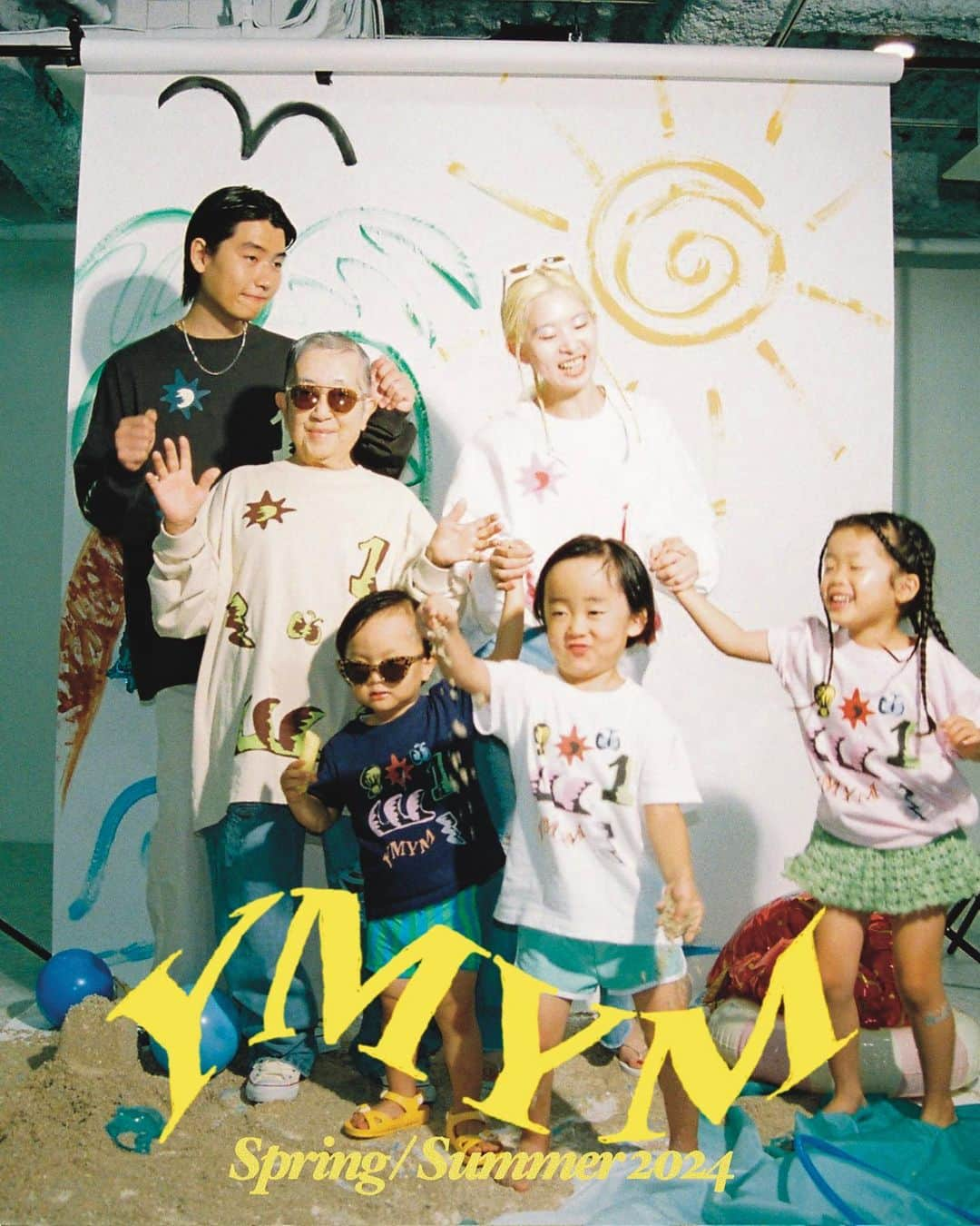 ユウキのインスタグラム：「🐬🌻🦋🌴🪐🌊 YMYMのSpring/Summer 2024 Collection !!  テーマは”Sweet Memories “ 夏のキオクとカケラをたくさん集めたデザイン💫 ルックもそれに合わせて、たくさん集めたアイテムで手作りの夏を表現したよ♡（背景はわたしの手書き！） …にしても写真最高に可愛くない…？😮‍💨💞（自己満）  毎シーズン作っていくごとに、 どんどん自分のデザイン力が上がってるきがする…🤭💞（自己満） でもそう思えるくらい、 今回のは1番可愛いを更新できた！ウレシー！！ 初めてのキッズもあるよ🌼  そして今展示会は一般のみんなも来れるスペシャルデー💙💙💙 1日だけだけど、特大セールもあるからぜひいらしてね！ わたしは終日いるよ🫶🏻🫶🏻🫶🏻  （お友達・関係者のみなさまは、その前の二日間もあります！来れる人連絡してね！待ってる！✨）  ーーーー  📍展示会のお知らせ📍  日程： 一般/ 2023年10月22日(日)のみ 関係者/ 2023年10月20日（金）〜22日(日)の3日間  時間：13 : 00 - 18: 00 場所：OFFICE C/O 〒153-0042 東京都目黒区青葉台1-11-19 ヴィラ青葉台3F  ※YUUKIは終日在廊予定  #fashionideas #lookbook #graphicdesign #fashiondesign #artdirection」