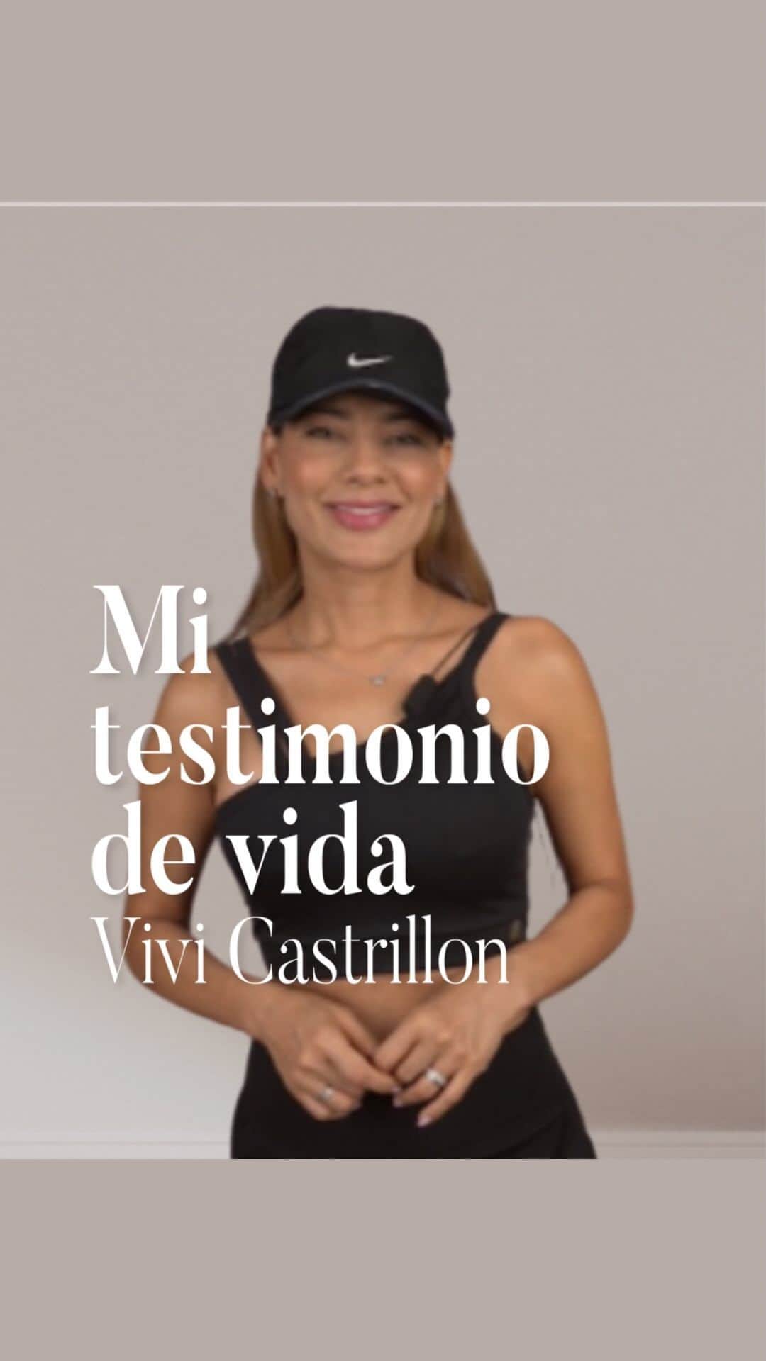 Vivi Castrillonのインスタグラム：「Te invitamos a nuestro seminario Escribe Tu Vida, del 1 al 5 de noviembre en Cancún, México, donde serás guiado por 5 especialistas en salud emocional y espiritual.  Cada situación negativa que estás experimentando en tu vida, incluyendo la enfermedad, es una manifestación de una emoción no sanada. Tus experiencias de vida y tu cuerpo en su sabiduría, expresan lo que tu mente inconsciente ha guardado durante años: miedos, traumas, inseguridad, baja autoestima, entre otros sentimientos negativos…  ¿Utilizas constantemente la excusa “no tengo tiempo”?   El bienestar interior es esencial, si tu mente no está en equilibrio, tu vida física y material tampoco lo estarán.  En un mundo donde se vive de manera acelerada y en constante caos, es momento de priorizar tu proceso interior.  Descubre el poder del cambio y la transformación, tomando conciencia de tus emociones más profundas, sumérgete con nosotros en este maravilloso viaje de autodescubrimiento:  @carlosmesber Carlos Mesber, Coach Ontológico. @vdelcastillotv Verónica Del Castillo, ThetaHealer. @jcarlosvazquezmx @juancvm Juan Carlos Vázquez, Numerólogo. @cynthiaramirez.me - Cynthia Ramirez, Angelóloga. @santaihealing - Beatriz Alvarez, Terapeuta y Guía de Vida.」