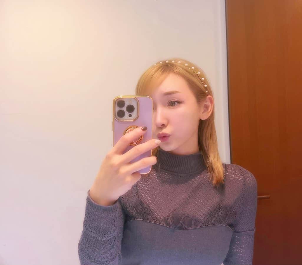 加護亜依のインスタグラム：「おはよう御座います🩷  自撮りの時、いつもこの口になるの ほんとに無意識なんですが..  今日もニコニコハッピーで過ごしてください✌️」