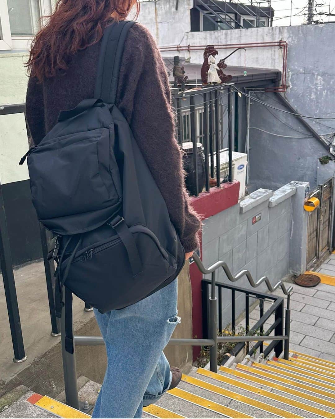 kumikaさんのインスタグラム写真 - (kumikaInstagram)「10/15 韓国訪問7日目🇰🇷 この日は仕事がoffやったので、色々観光したり食べ歩きしたり満喫しました🥰  お気に入りの　@nugu_klee  サイドカットデニムパンツ👖💓 これほんまシルエット可愛いくて柔らかくて、嵩張らないので旅に持って行ってよかったアイテム❤️  topsのauraleeのニットも嵩張らない暖かモヘアニット🧶 昼間は暑くて巻き巻きしてました☺️  韓国は坂が多いのと、海外旅行は荷物が増えるので、楽ちんスニーカーとバックパックのカジュアルコーデがちょうどよかった💕  あっという間の韓国1週間🥲 韓国のNUGUスタッフさん達に会えて一緒に仕事ができて、韓国も満喫できて楽しい1週間でした🥰 10月の韓国は気候がよくて、歩いてるだけで楽しかったなー💕 . . . . knit#auralee tops#canaljean pants @nugu_klee  backpack#uniqlou  cap#used shoes#adidas#adidastobacco  . . . . #casual#モヘアニット#knit#ニットコーデ#デニム#デニムコーデ#サイドカットデニム#バックパック#backpack#uniqlo#ユニクロ#ユニクロコーデ #ニット帽 #ニット帽コーデ#古着女子 #tbt#ootd#instafashion#outfit#ママコーデ」10月19日 8時08分 - kumika_iiio2