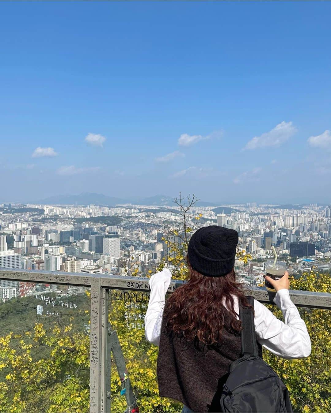 kumikaさんのインスタグラム写真 - (kumikaInstagram)「10/15 韓国訪問7日目🇰🇷 この日は仕事がoffやったので、色々観光したり食べ歩きしたり満喫しました🥰  お気に入りの　@nugu_klee  サイドカットデニムパンツ👖💓 これほんまシルエット可愛いくて柔らかくて、嵩張らないので旅に持って行ってよかったアイテム❤️  topsのauraleeのニットも嵩張らない暖かモヘアニット🧶 昼間は暑くて巻き巻きしてました☺️  韓国は坂が多いのと、海外旅行は荷物が増えるので、楽ちんスニーカーとバックパックのカジュアルコーデがちょうどよかった💕  あっという間の韓国1週間🥲 韓国のNUGUスタッフさん達に会えて一緒に仕事ができて、韓国も満喫できて楽しい1週間でした🥰 10月の韓国は気候がよくて、歩いてるだけで楽しかったなー💕 . . . . knit#auralee tops#canaljean pants @nugu_klee  backpack#uniqlou  cap#used shoes#adidas#adidastobacco  . . . . #casual#モヘアニット#knit#ニットコーデ#デニム#デニムコーデ#サイドカットデニム#バックパック#backpack#uniqlo#ユニクロ#ユニクロコーデ #ニット帽 #ニット帽コーデ#古着女子 #tbt#ootd#instafashion#outfit#ママコーデ」10月19日 8時08分 - kumika_iiio2