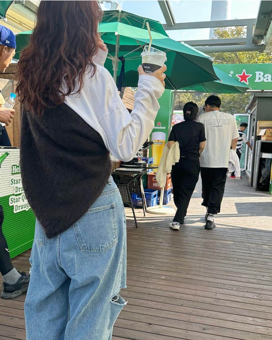 kumikaさんのインスタグラム写真 - (kumikaInstagram)「10/15 韓国訪問7日目🇰🇷 この日は仕事がoffやったので、色々観光したり食べ歩きしたり満喫しました🥰  お気に入りの　@nugu_klee  サイドカットデニムパンツ👖💓 これほんまシルエット可愛いくて柔らかくて、嵩張らないので旅に持って行ってよかったアイテム❤️  topsのauraleeのニットも嵩張らない暖かモヘアニット🧶 昼間は暑くて巻き巻きしてました☺️  韓国は坂が多いのと、海外旅行は荷物が増えるので、楽ちんスニーカーとバックパックのカジュアルコーデがちょうどよかった💕  あっという間の韓国1週間🥲 韓国のNUGUスタッフさん達に会えて一緒に仕事ができて、韓国も満喫できて楽しい1週間でした🥰 10月の韓国は気候がよくて、歩いてるだけで楽しかったなー💕 . . . . knit#auralee tops#canaljean pants @nugu_klee  backpack#uniqlou  cap#used shoes#adidas#adidastobacco  . . . . #casual#モヘアニット#knit#ニットコーデ#デニム#デニムコーデ#サイドカットデニム#バックパック#backpack#uniqlo#ユニクロ#ユニクロコーデ #ニット帽 #ニット帽コーデ#古着女子 #tbt#ootd#instafashion#outfit#ママコーデ」10月19日 8時08分 - kumika_iiio2