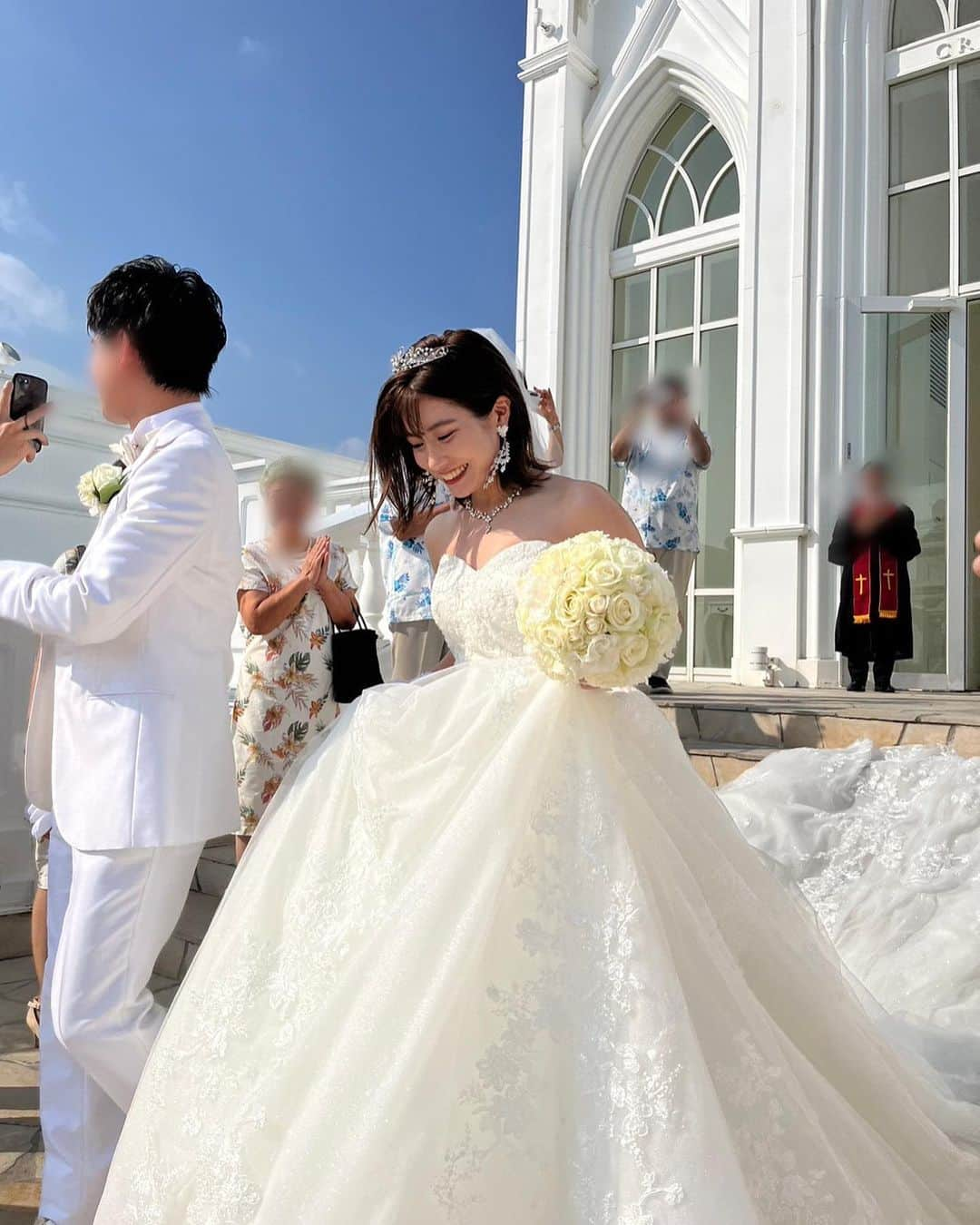 長谷川怜華のインスタグラム：「.. ..  10月17日、、 入籍してからもう少しで1年。 結婚式を無事にあげることが 出来ました♡♡  海の綺麗なところで やりたいという旦那さんとの2人の夢で、、  それぞれの家族と 大切なお友達にも 平日の忙しい中来てもらい、、 たくさんのありがとうを伝えて、 たくさんのおめでとうを頂きました😌  挙式後2人で お互い素敵な家族と素敵なお友達に 恵まれて良かったね、、 と浸りました☺️  文章にはまとめきれないけど すごく幸せな空間でした。  #リゾート婚 #沖縄 #沖縄挙式 #沖縄結婚式 #ウェディング  .. ..  .. ..」