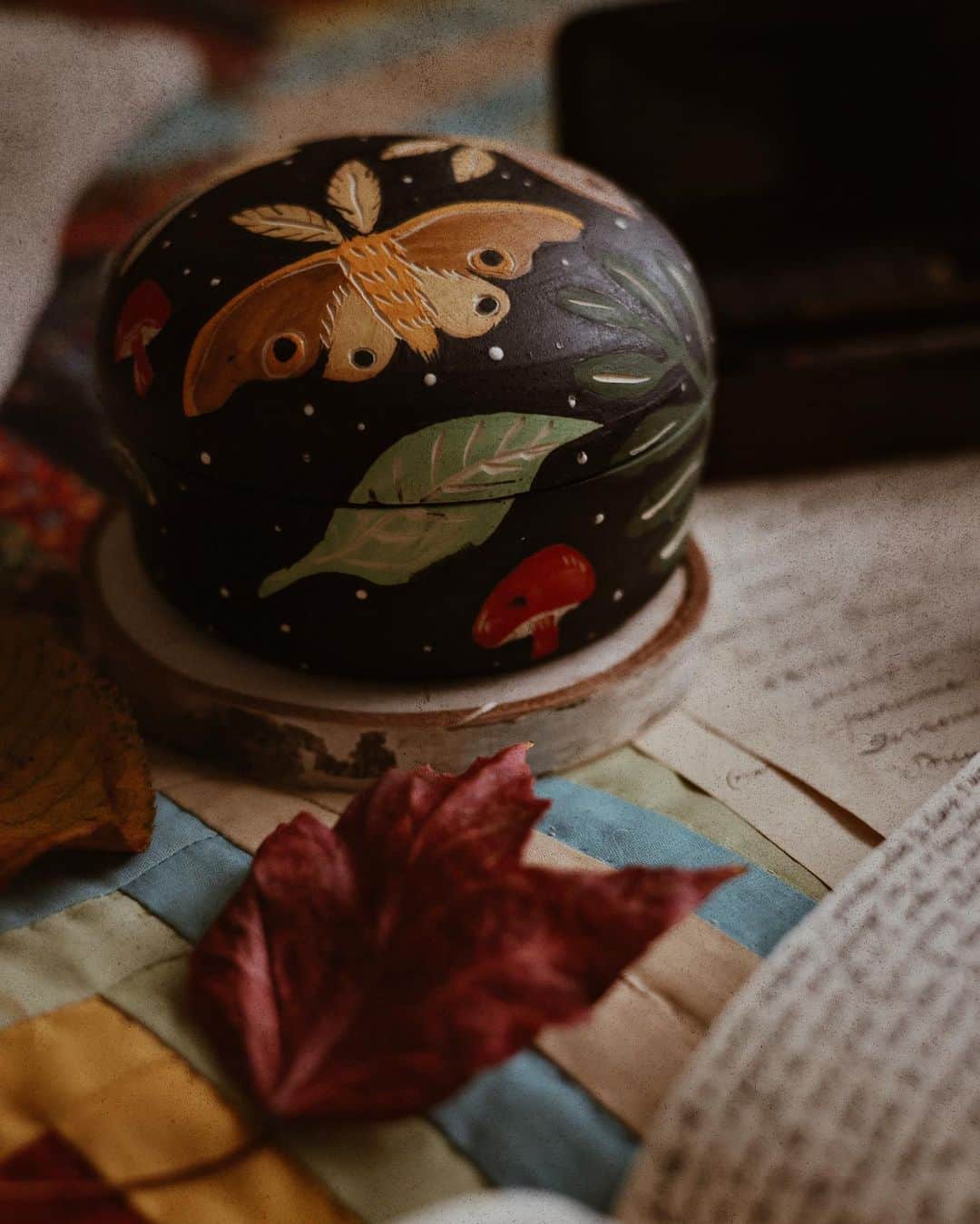 Catharine Mi-Sookさんのインスタグラム写真 - (Catharine Mi-SookInstagram)「Pleasantries and panacea.  All my words, it seems, are saved for spaces where presence and connection hold the floor before a word is even spoken. Perhaps those are the best places for words to be released. I made another pie today to put a little sweetness on our table. The boy gathered some fallen leaves today and brought sweetness to mine.」10月19日 8時26分 - catharinemisook