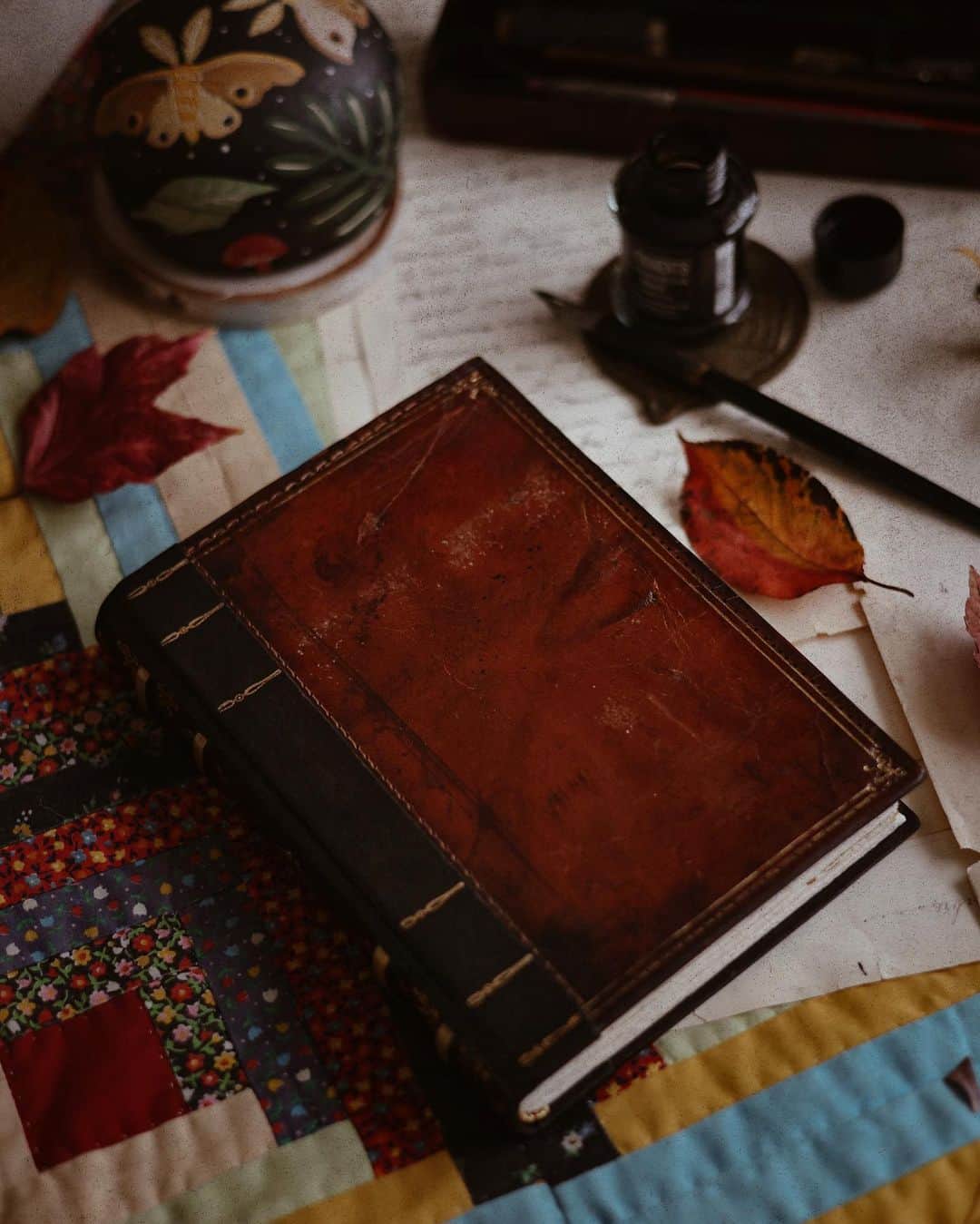 Catharine Mi-Sookさんのインスタグラム写真 - (Catharine Mi-SookInstagram)「Pleasantries and panacea.  All my words, it seems, are saved for spaces where presence and connection hold the floor before a word is even spoken. Perhaps those are the best places for words to be released. I made another pie today to put a little sweetness on our table. The boy gathered some fallen leaves today and brought sweetness to mine.」10月19日 8時26分 - catharinemisook