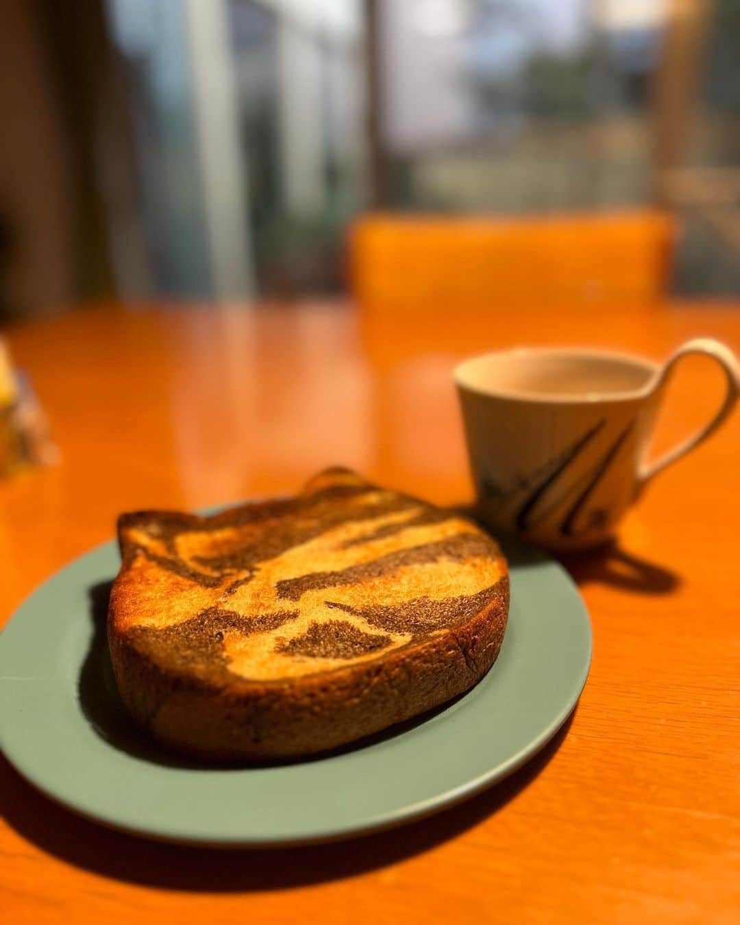 香坂みゆきさんのインスタグラム写真 - (香坂みゆきInstagram)「ねこパン トラ柄チョコ味 おはよう〜  #おはよう  #早い朝  #❤️」10月19日 8時20分 - miyuky__way