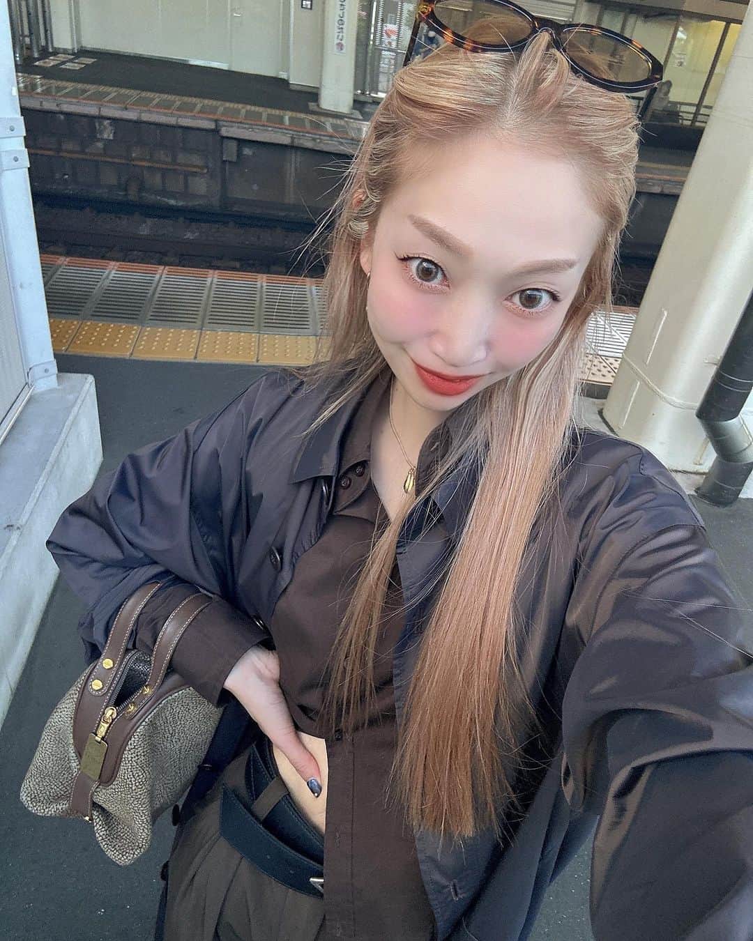 のインスタグラム：「最近はこんな感じ♡ 髪の毛染めたり前髪切ったり 気分転換に♡」