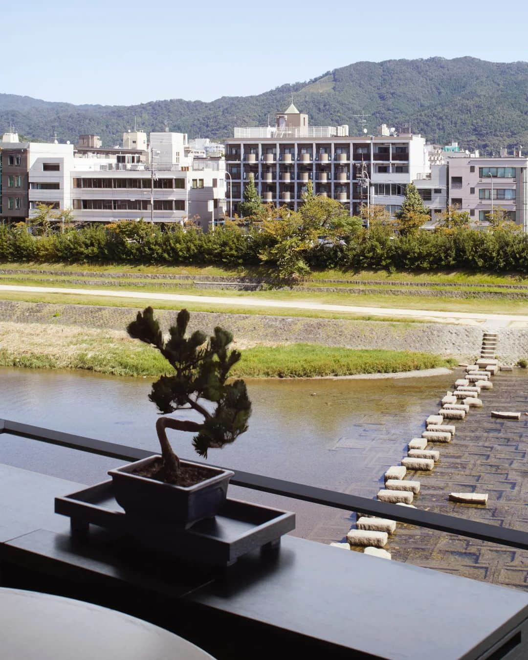 リッツ・カールトンさんのインスタグラム写真 - (リッツ・カールトンInstagram)「Blending nature, culture, and modern and traditional design, The Ritz-Carlton, #Kyoto creates a flawless retreat along the Kamo river in one of Japan's most historic cities.」10月19日 8時21分 - ritzcarlton