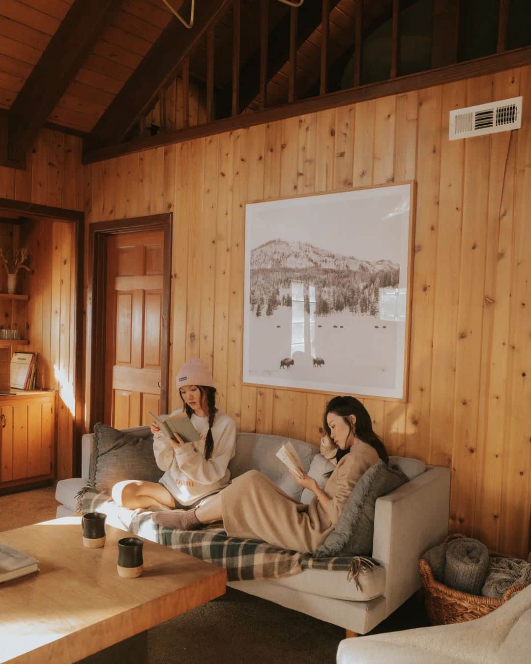 W E Y L I Eのインスタグラム：「Heart feels full after girls fall cabin trip 🍂🏚️」