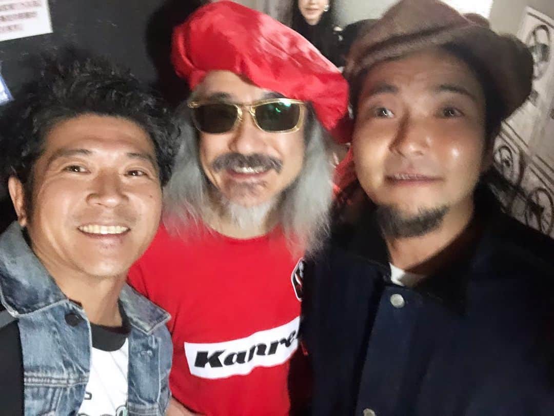 MONKYのインスタグラム：「一昨日はドラマーの小関純匡さんの還暦ライブへ！  超満員なお客さんの見守る中で、豪華絢爛なゲストの皆さんが続々登場して、最幸な音楽を堪能♬  ロックな先輩方の音が心地よく刺さりまくりでした。  たまたま会場で会ったPAHUMAとも久しぶりにいろいろ話したり、Dr.kyOnさんやオオクボノブオさんとも会えたし嬉しい夜でした。  めちゃめちゃみんなに愛されてる小関さん、還暦おめでとうございます！  最幸な夜をありがとうございました！」