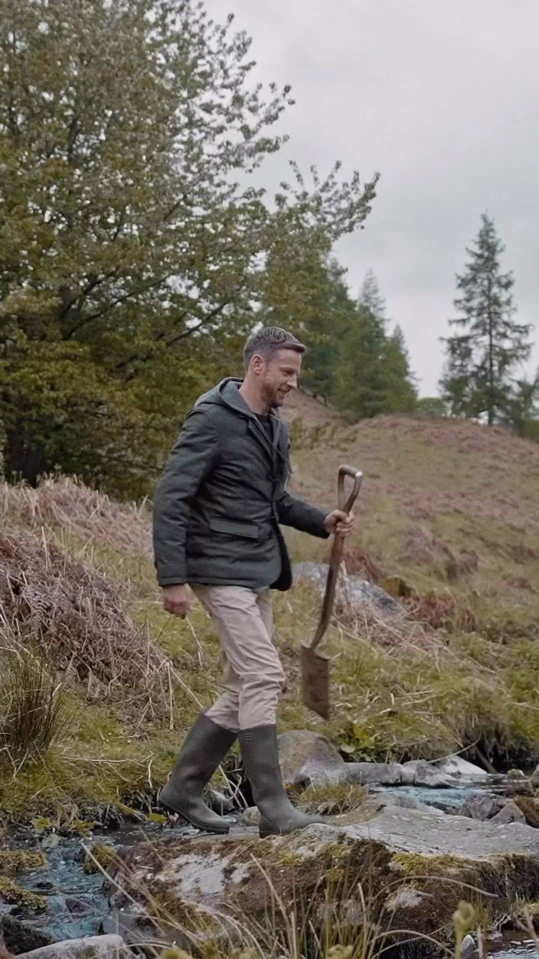 ジェンソン・バトンのインスタグラム：「At one with nature In the heart-stopping backdrop of Scotland with the man, the myth, the legend Matthew Goode! Hackett London’s Autumn-Winter 2023 campaign is 🔥   #HackettLondon #HowToHackett」