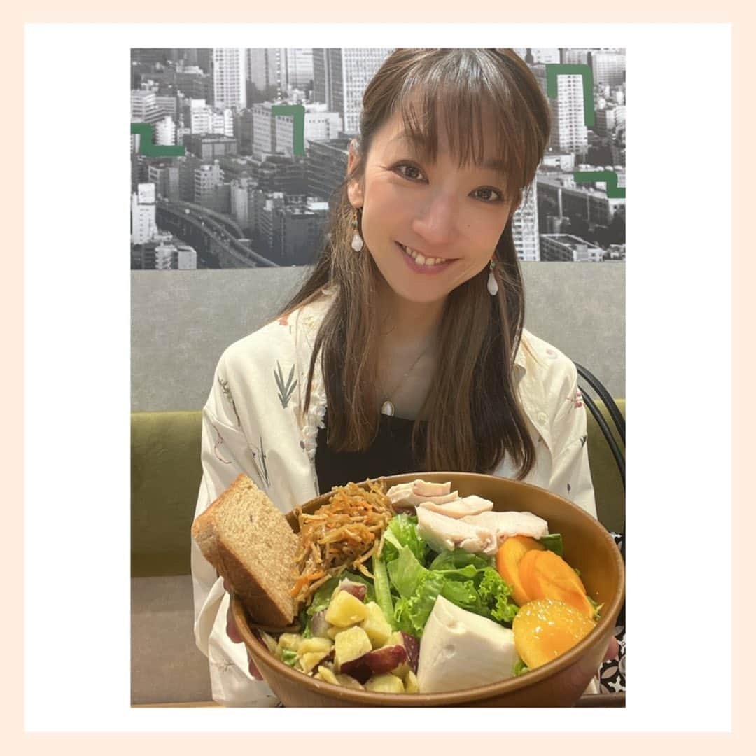 谷口あかりのインスタグラム：「🅅🄴🄶🄴🅃🄰🄱🄻🄴 ⁡ ⁡ 稽古中は 食事偏りがちだから… ⁡ お休みの日に モリモリ野菜を🤍 ⁡ サラダだけで 大満足♪ ⁡ いつもお世話になってます With Greenさん @withgreen_official ⁡ ⁡ ⁡ 🥗柿と蒸し鶏の甘辛きんぴらサラダ🥗 ⁡ ⁡ ⁡ 秋💛🧡 ⁡ ⁡ きんぴらが ピリ辛で 他の野菜や 柔らか鶏肉との バランスが最高💗 ⁡ ⁡ 体が資本❣️ 食べるものから丁寧に。。💗 ⁡ ⁡ さ。 今日もがんばろー！ ⁡ 𝖲𝗆𝗂𝗅𝖾 𝗐𝗂𝗍𝗁 𝖬𝖾 ⁡ *☼*―――――*☼*―――――*☼*―――――*☼* ⁡ PR @withgreen_official #withgreen #withgreen有楽町イトシア店 #サラダボウル #16周年祭 #有楽町グルメ #有楽町イトシア #有楽町ランチ ⁡ #𝗃𝖺𝗉𝖺𝗇 #𝗍𝗈𝗄𝗒𝗈  #女優  #ミュージカル  #被写体  #作品撮り  #筋トレ #ありがとう貯金」