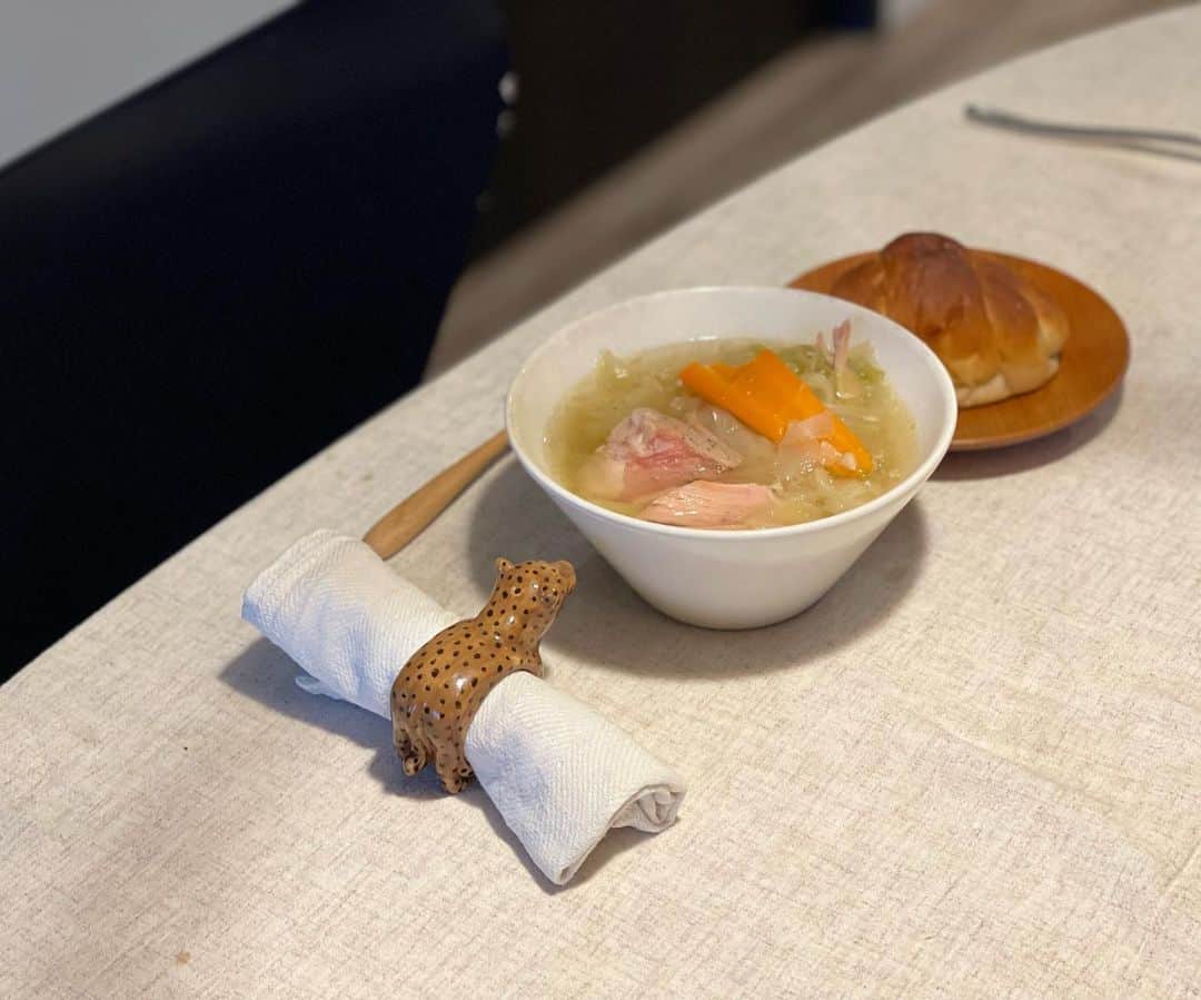 のインスタグラム：「朝ごはんはポテ。 塩トリュフパンの店が珍しく行列していなかったので、買ってきました。」
