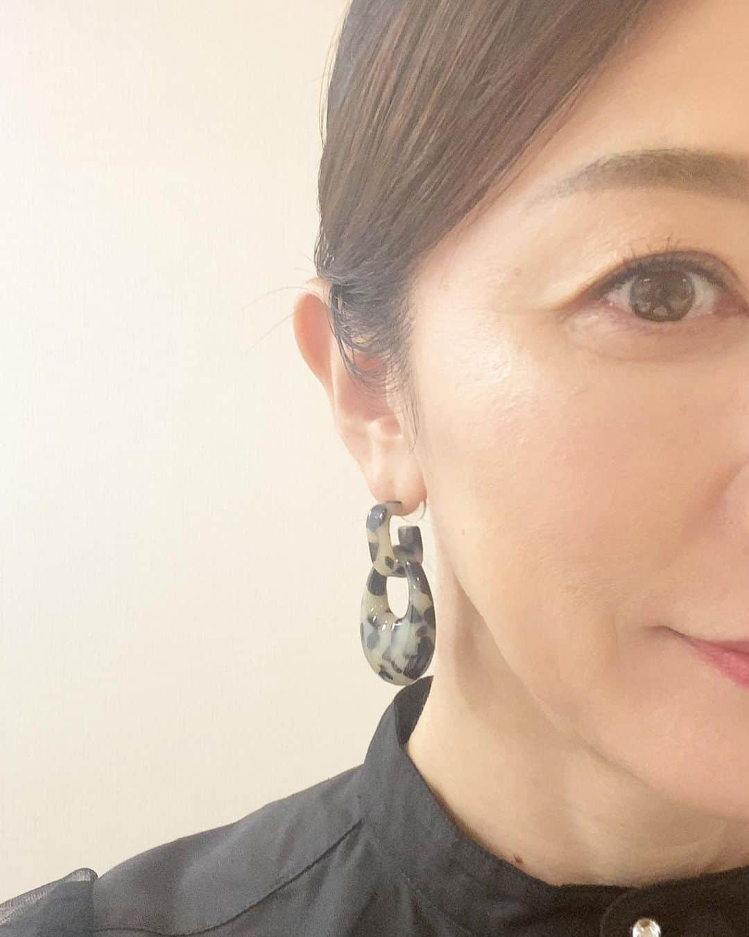 田中雅美さんのインスタグラム写真 - (田中雅美Instagram)「10月18日 テレビ朝日「グッドモーニング」で着用した衣装はこちらでした。  ・ ・ トップス、ボトムス共に @zampa_co.ltd #ザンパ  アクセサリー @abiste_official  シューズ #dianashoes  全身黒コーデは少しハードかなぁと思いきや、皆さんにとても好評いただきました♪ スタイリストの権ちゃん　@sono_gonda_st32  ありがとね。  #テレビ朝日 #グッドモーニング #goodmorning  #衣装 #コメンテーター #水曜日 #田中雅美 #全身黒コーデ  #black」10月19日 8時42分 - tanakamasami_official